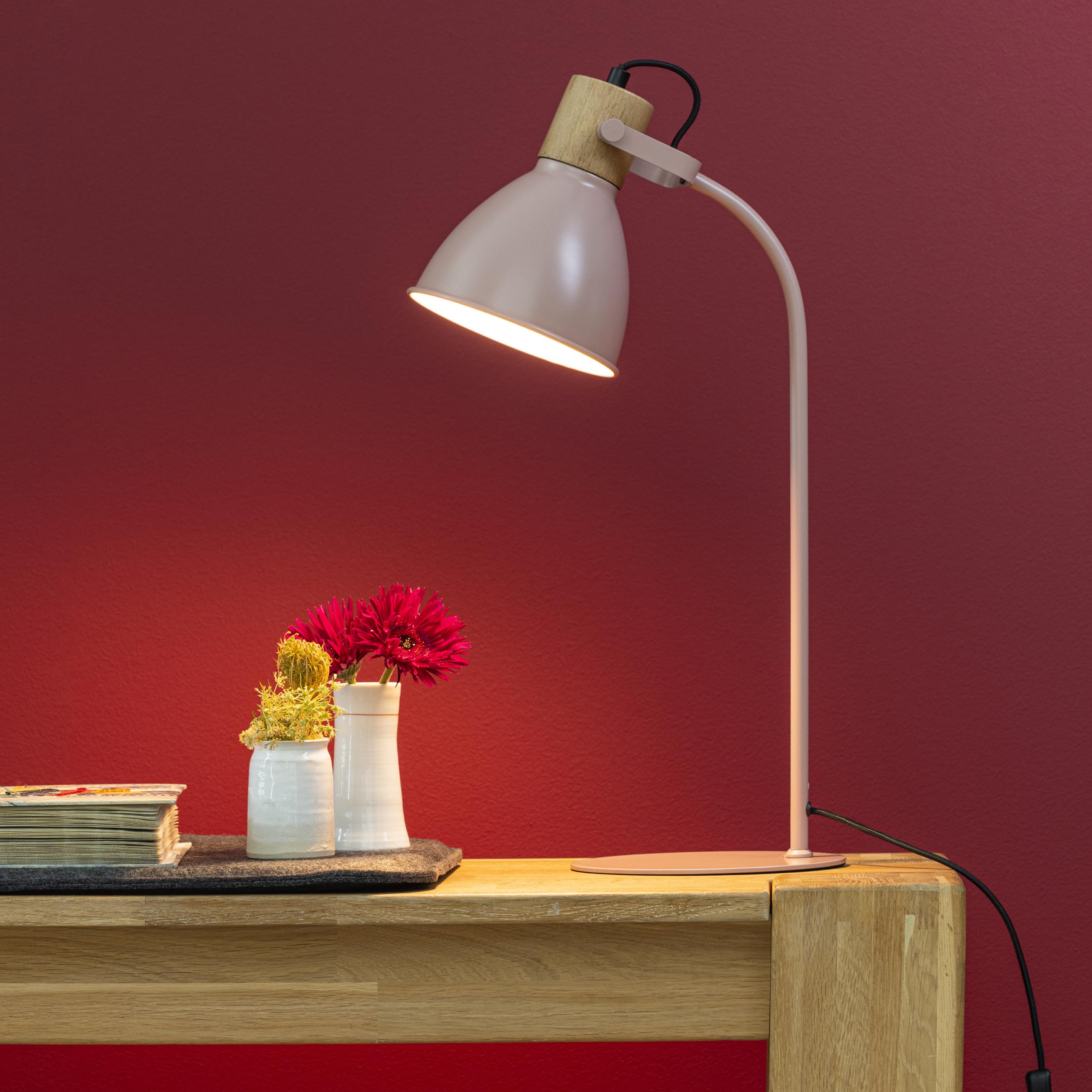 Lightbox skandinavische Schreibtischlampe - 52 cm Höhe - Tischleuchte mit Schalter & schwenkbarem Kopf - E27, max. 40 W - Metall/Holz aus Kautschukbaum - in Hellpink/Hellbraun