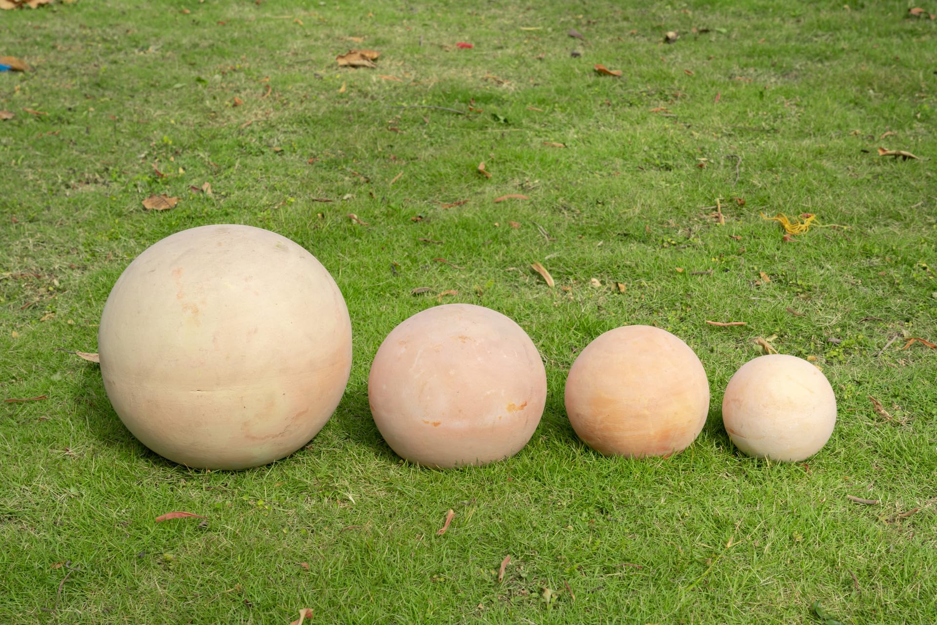 Juego de 4 Bolas Decorativas de jardín de Terracota (10 cm, 15 cm, 20 cm y 30 cm), Resistente a Las heladas y a la Intemperie, Ideal como decoración de jardín