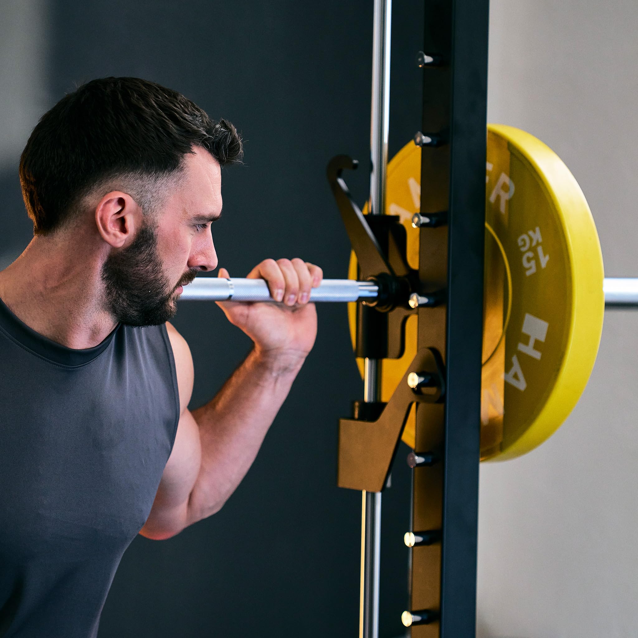 HAMMER Multipresse MA50 – Kraftstation für Zuhause mit geführter Hantelstange, Multigrip-Klimmzugstange & Safety-Bars, 4 Scheibenhalter, platzsparend & robust, bis 130 kg