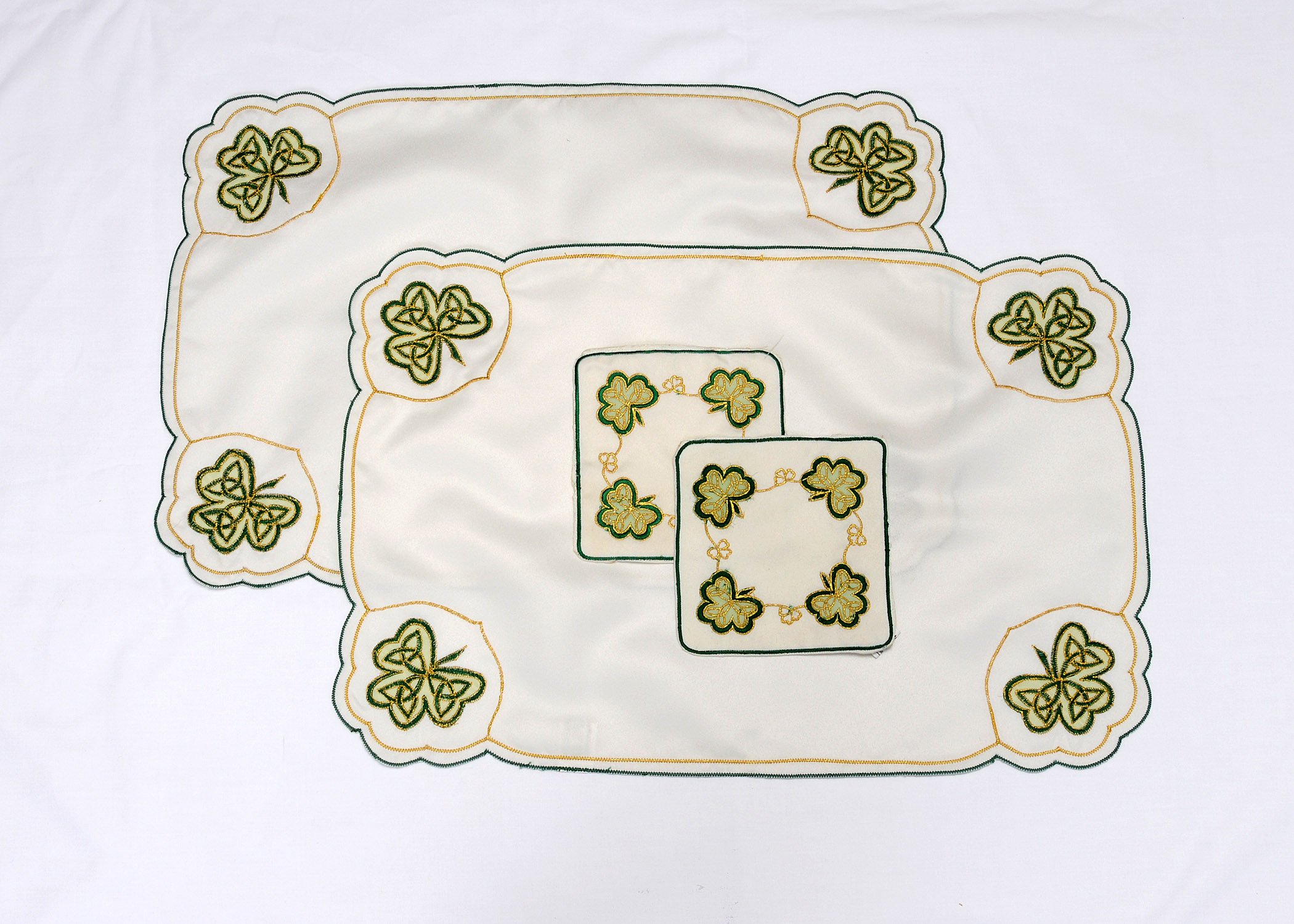 Celtic Glass Designs White Pair Of Placemats And Coasters In A Shamrock Design (White)
