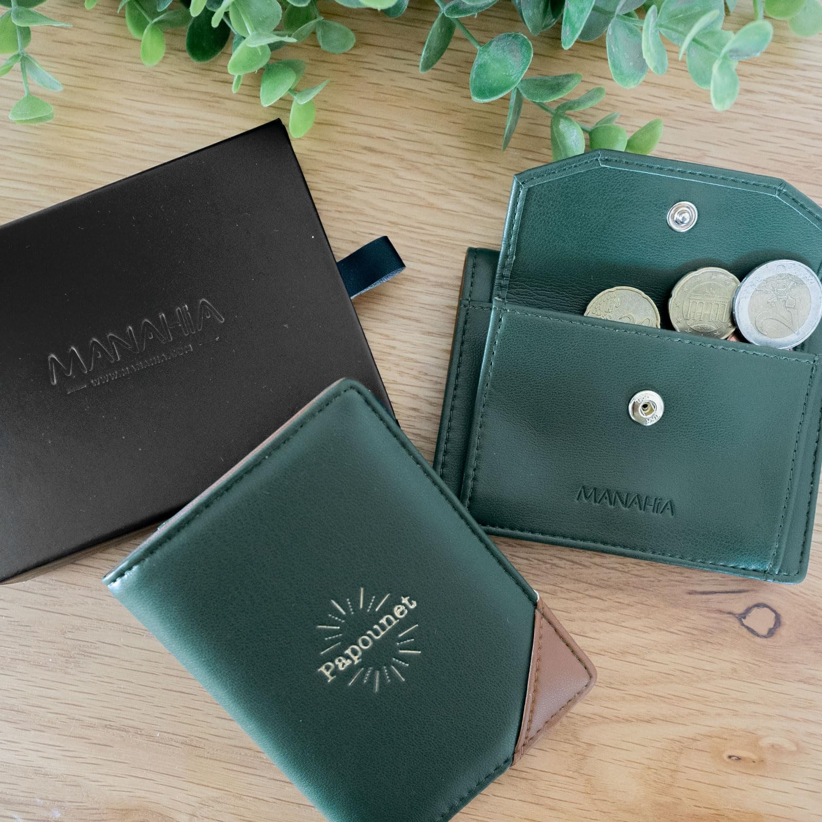 Manahia - Porte Monnaie Papounet - Petit Portefeuille Homme, Porte Carte Compartiment Pièces - Compact, Léger, et Pratique - Simili Cuir Vegan Marron et Vert - Cadeau Fête des Pères
