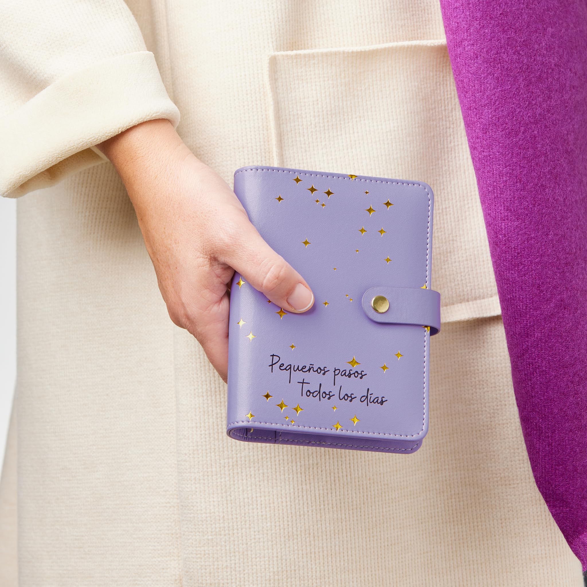 WHEN PIGS FLY - Libreta de Ahorro A7 Completamente en Español - Cuaderno de Ahorro - Carpeta Ahorro Dinero Español - Organizador de dinero - Carpeta de Ahorro de Dinero (Morado)
