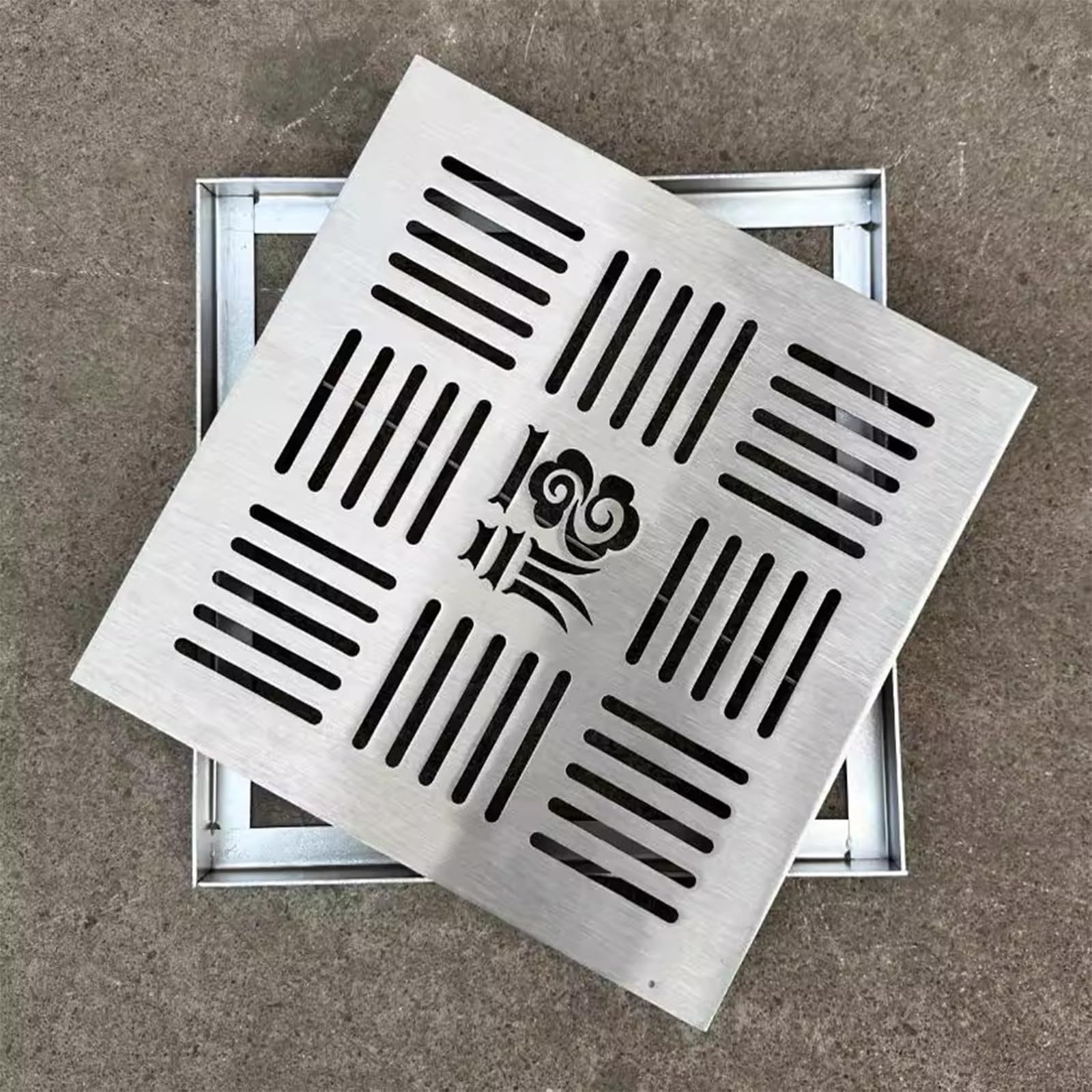 Grille de drainage extérieur en acier pour protéger votre terrasse de la pluie