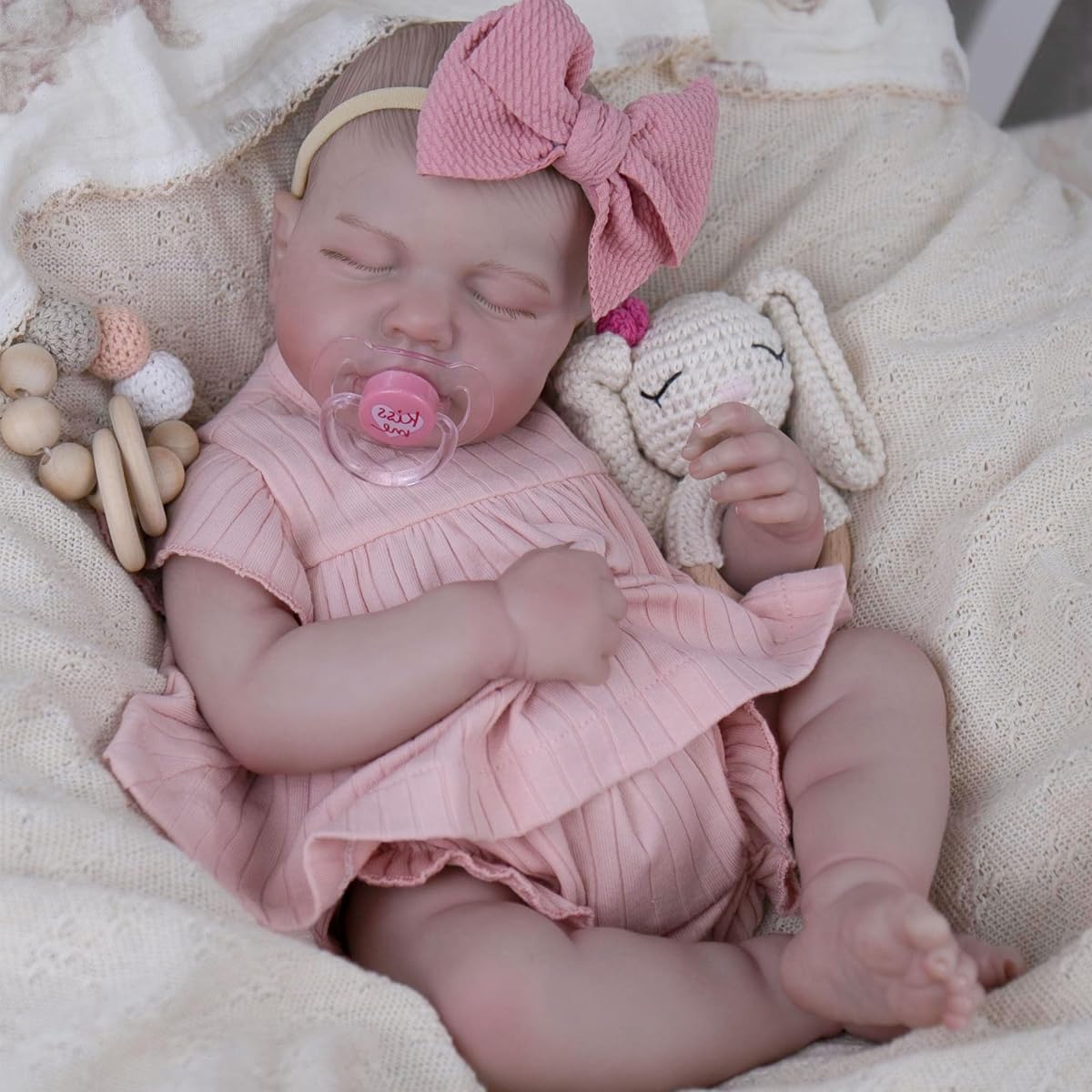 EKOKIZ Muñeca bebé realista, muñeca bebé Reborn de 20 pulgadas, cuerpo de tela suave con peso con vestido rosa y accesorios, niña recién nacida realista para niños mayores de 3 años y coleccionistas, abrazos y juegos de simulación