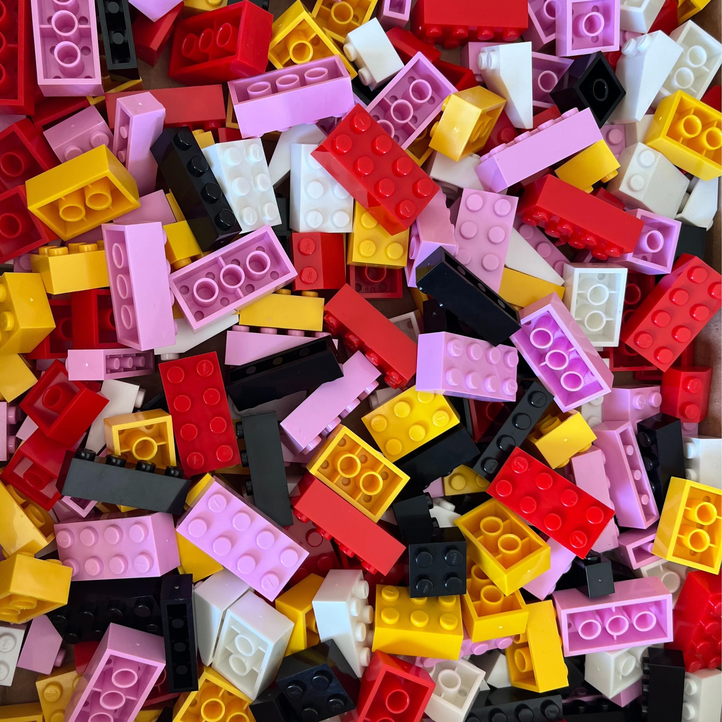 Kit Pixie Mix 650 pcs – Pezzi da Costruzione per Bambini e Adulti (Bianco, Nero, Giallo, Rosso e Rosa)