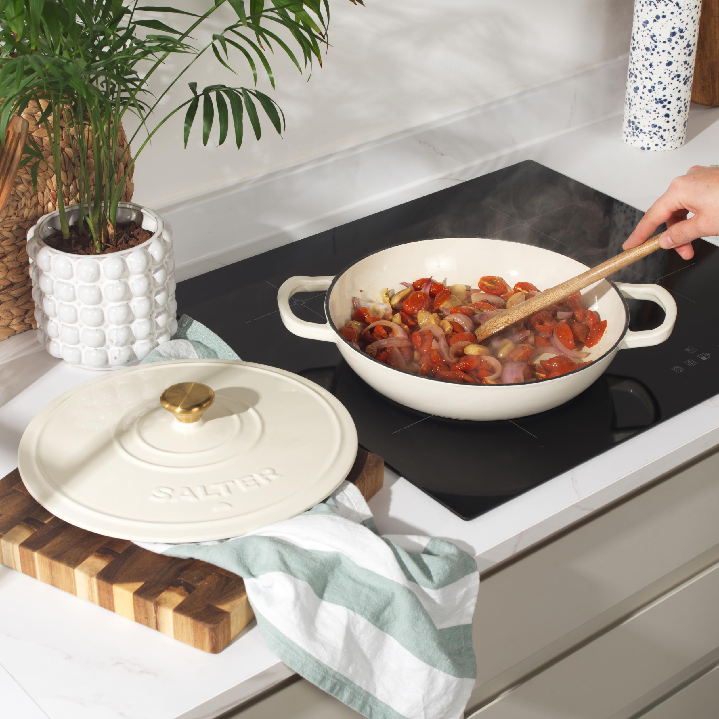 Garnek żeliwny Salter Chester Shallow – 30 cm, samosmarujący, z pokrywką, trwały, żeliwny, bezpieczny do piekarnika, nadaje się do wszystkich typów kuchenek, w tym indukcyjnych, pojemność 2,8 l
