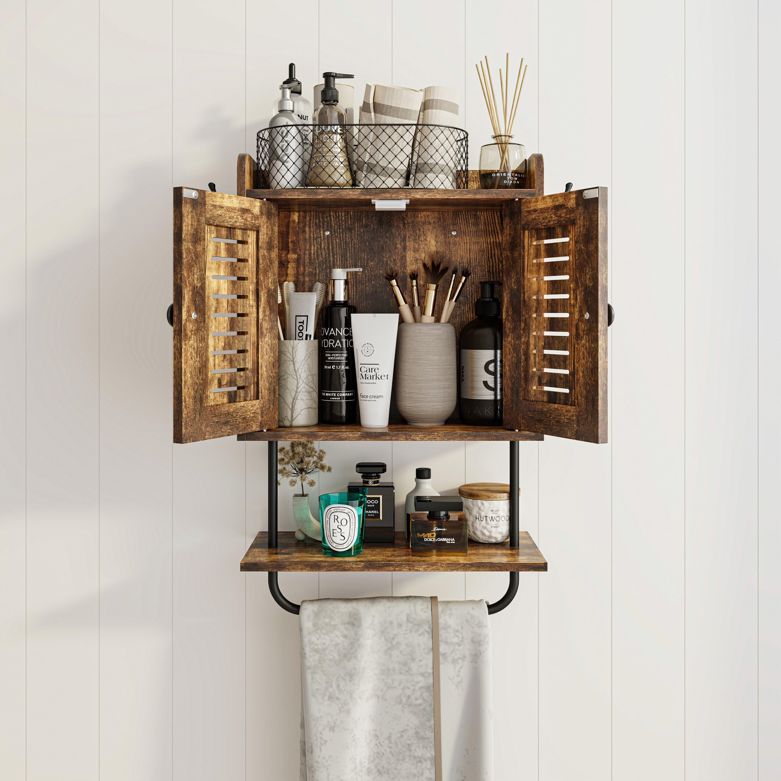 Relaxdays Armadio sospeso, porta asciugamani, 2 ganci doppi, 2 ripiani, ante, H x L x P: 61 x 40 x 17,5 cm, marrone