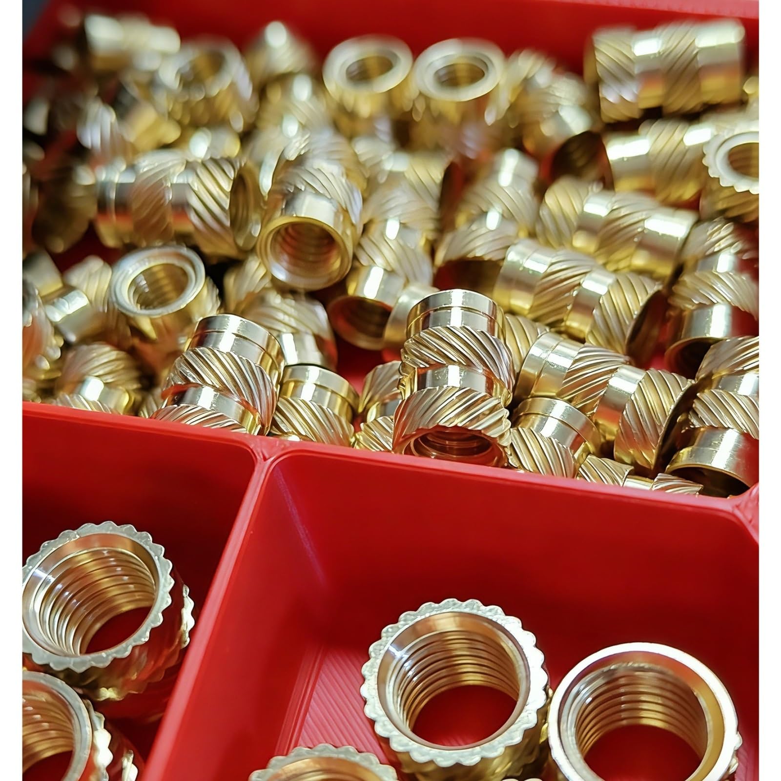 Gewindebuchsen Einsteckmuttern, 900/550/200 Stück, M2/M3/M4/M5/M6, Messing-Gewindeeinsatz, gerändelte Kupfermutter for Bedrucken von Kunststoffkomponenten für Druckteile(900pcs-pack,M3x L8x OD4.2)