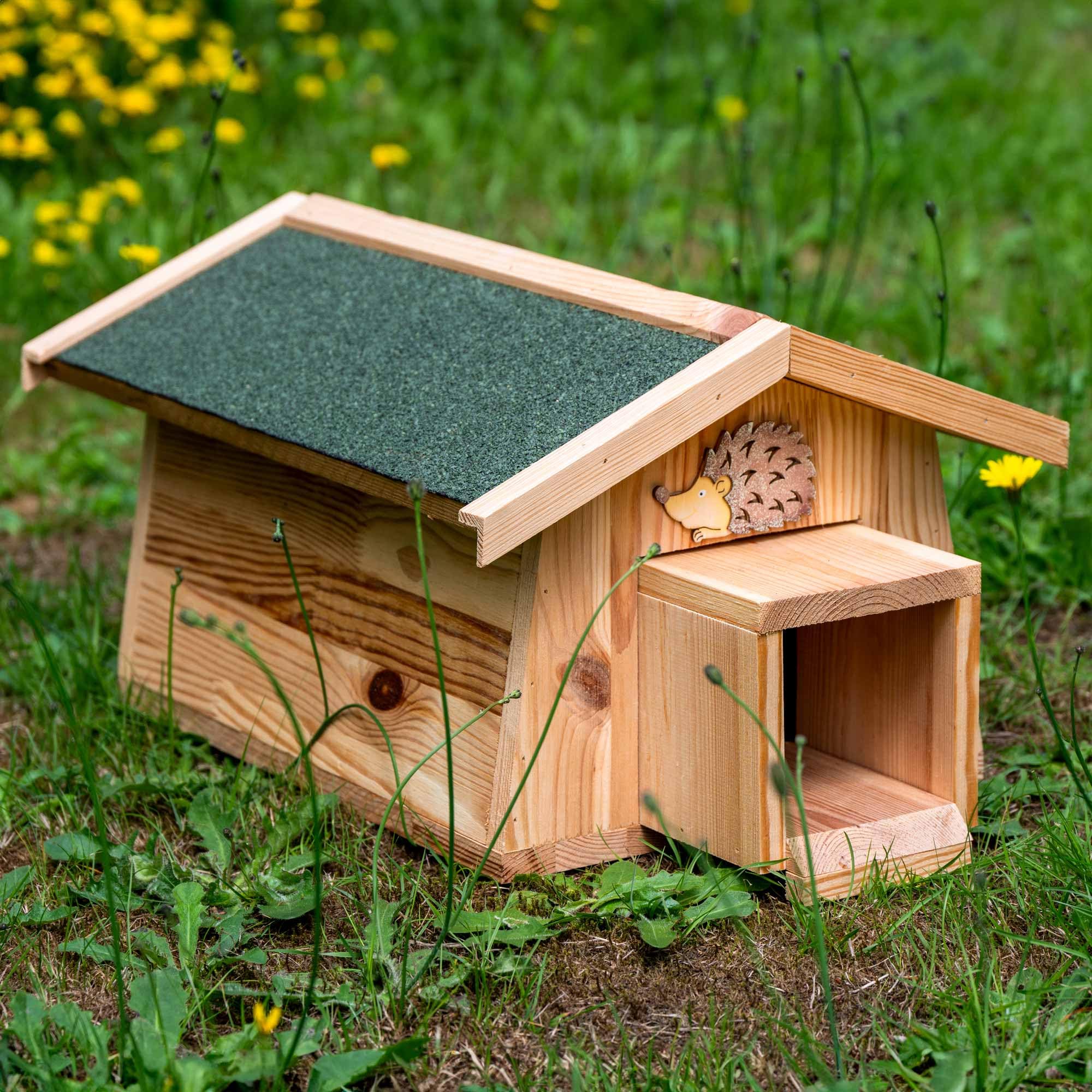 dobar® 22216e Igelhaus Mecki - Igelschlafhaus aus Massivholz - Igelhöhle für den Garten - Igelschlafplatz mit Schleuse - Igelhotel mit herausziehbarem Eingang - 54 x 35 x 26 cm - Grün