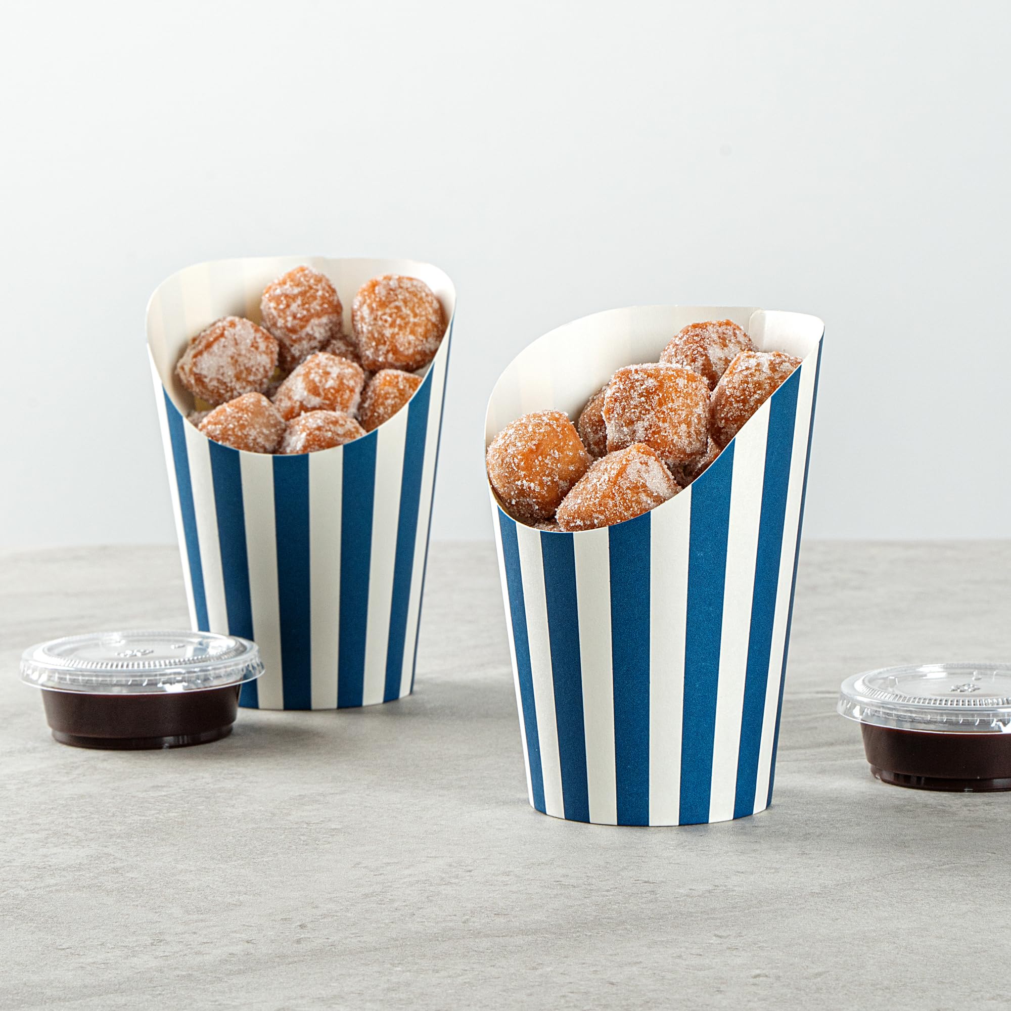 Restaurantware Bio Tek - Recipientes de papas fritas de 12 onzas, 100 tazas desechables para embutidos, diseño inclinado, redondos, vasos de papel a rayas, apilables, para gofres, patatas fritas o