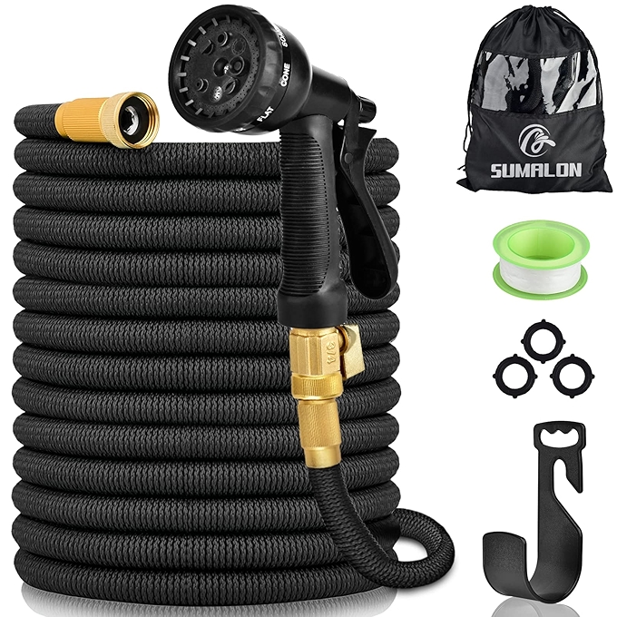 轻便无扭结100英尺可扩展花园水管，带8种喷嘴功能和固体黄铜接头