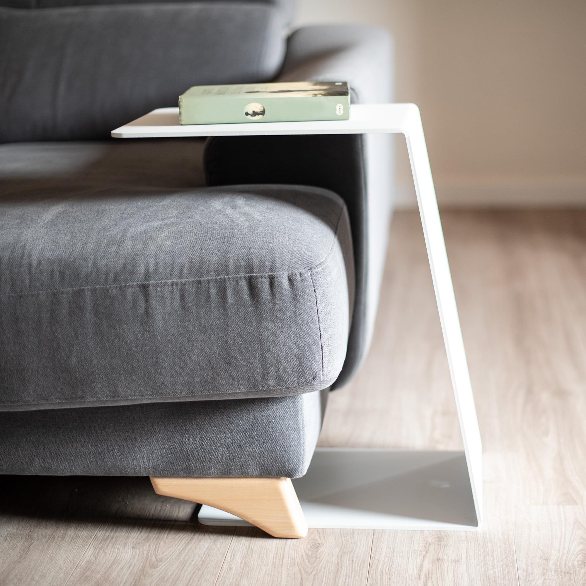 MILUKA Mesa Auxiliar Sofa en Forma de C, Metal Blanco en una Sola Pieza | Mesita elegante y resistente, Apoyo para portatil o comer en el sofa, Mesa auxiliar exterior para balcón, o Mesita de noche