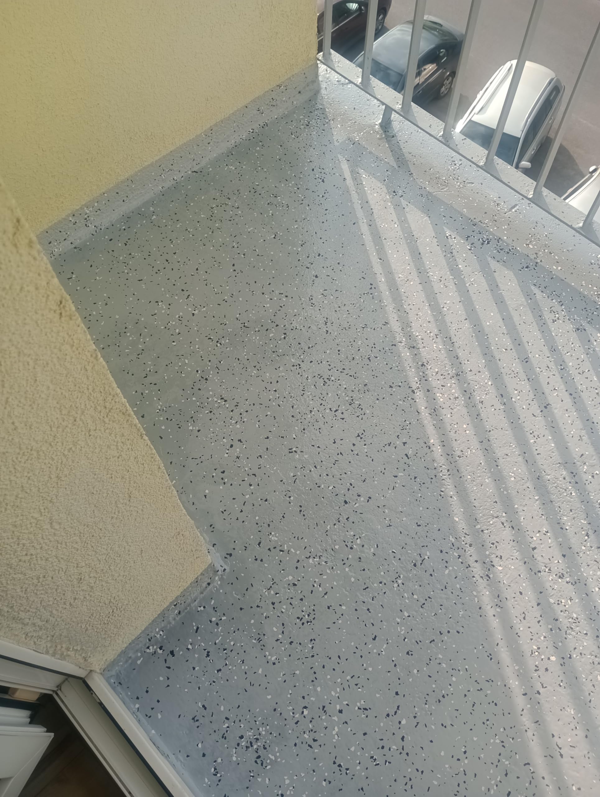 Außen 2K Epoxidharz Set für Balkon & Terrasse bis zu 11 m² mit PU Versiegelung | RAL 7001 – Silbergrau, 7 KG | Bodenbeschichtung für Beton | Rutschfest, UV-beständig | SwissTech