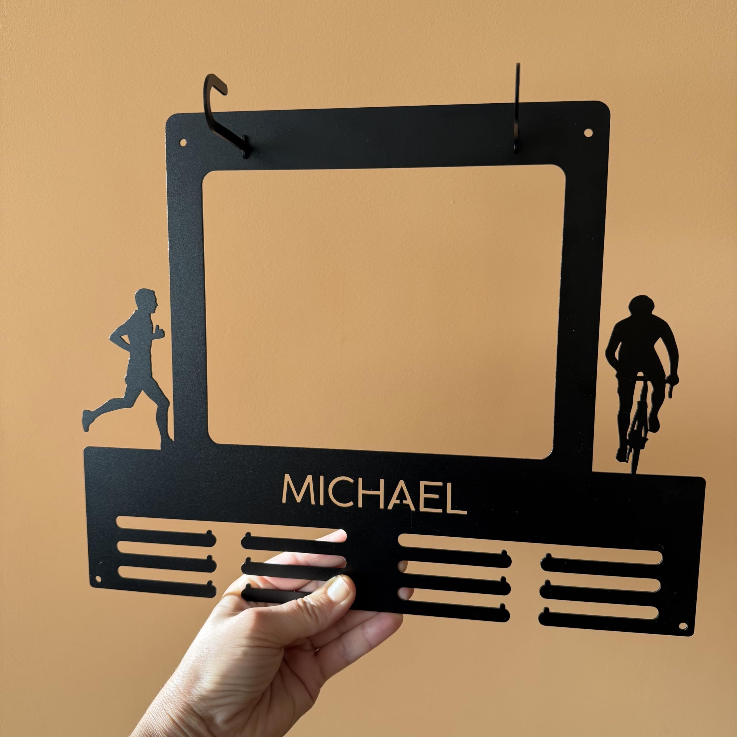 FranJohnsonHouse Personalisierter Medaillenhalter mit Namen für Radfahrer & Läufer - Startnummern Organizer, Geschenk für Radsport & Laufrennen (2 Figuren - männlich oder weiblich)