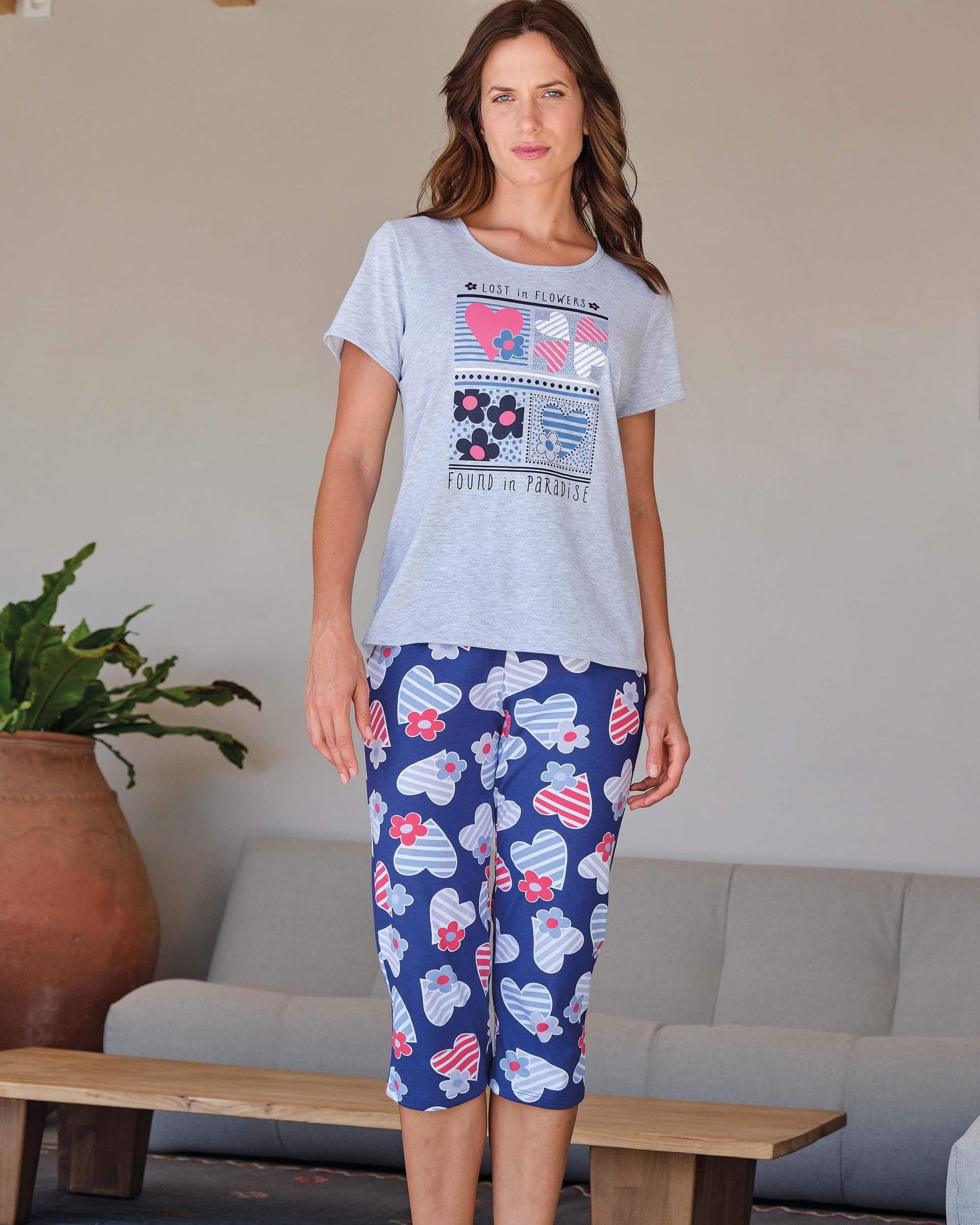 MASSANA Pijama de Mujer P261220, Manga Corta y Pantalón Pirata, Estampado Corazones y Flores, Algodón, Verano