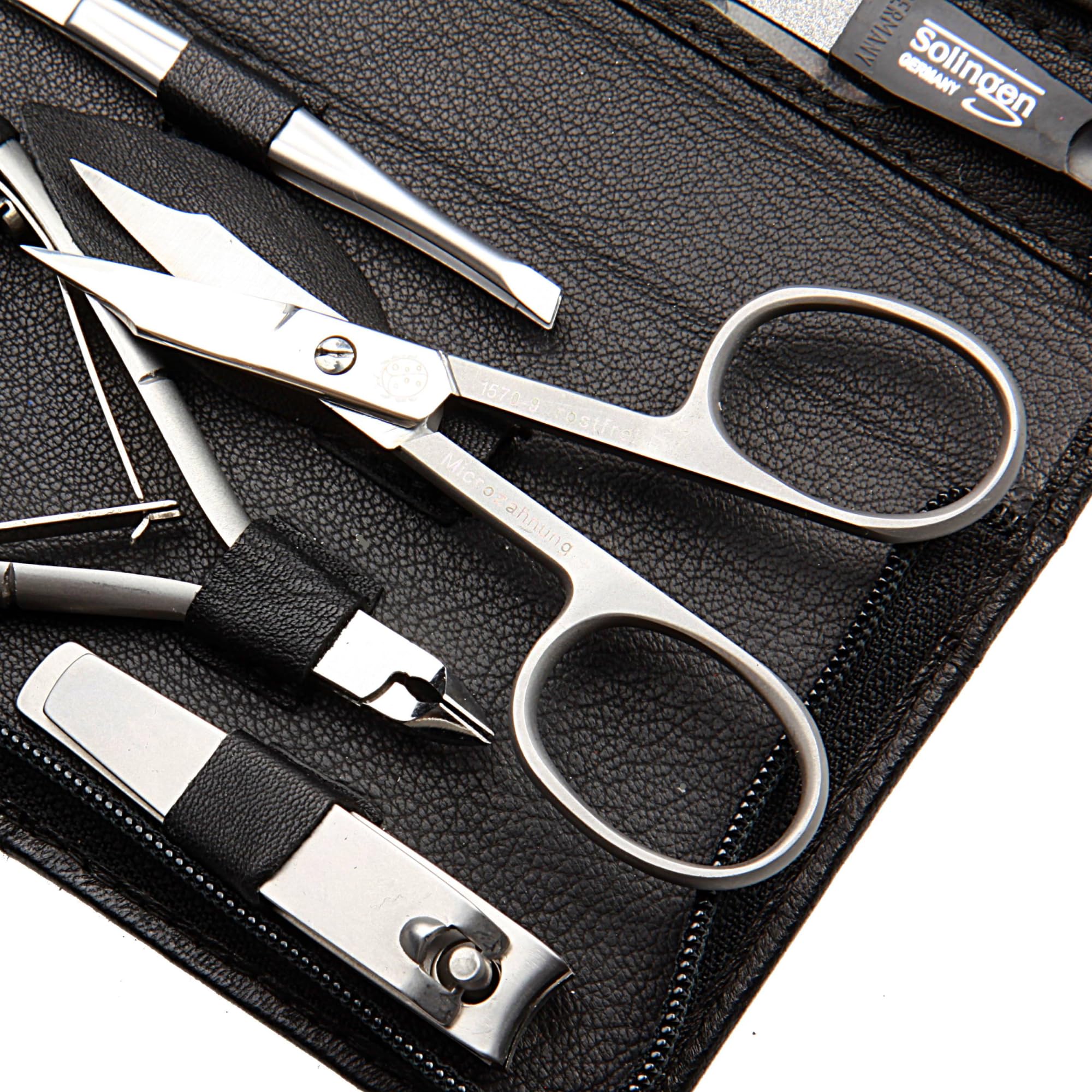 Sonnenschein by Hans Kniebes - Maniküre Set 9-teilig - Nagelschere, Hautzange, Knipser, Feile, Pinzette, Nagelhautdrücker, Nagelmesser/-reiniger, Hufstab - Maniküre-Etui aus Nappa-Schafleder schwarz