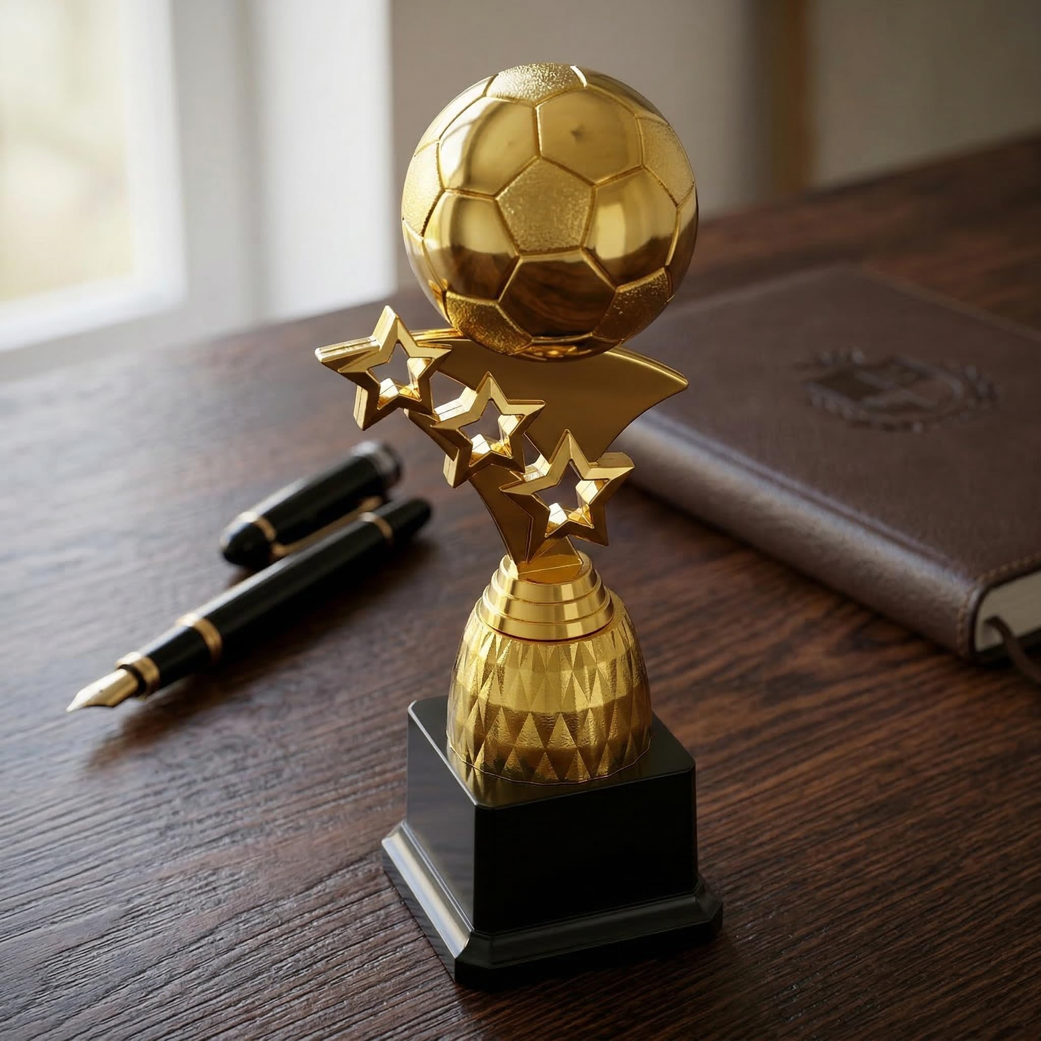 Toyvian Trophée Football Coupe du Monde Ballon Doré Design Créatif Récompense Tournois Vainqueur Football Réutilisable, 9,04 x 2,95 x 2,95 Pouces