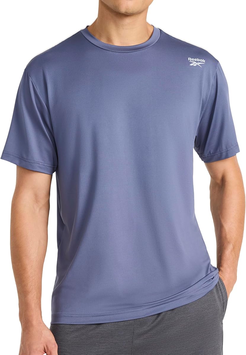 Reebok Camiseta reflectante con cuello redondo y logotipo pequeño para hombre, ajuste estándar, tejido ligero y fresco al tacto