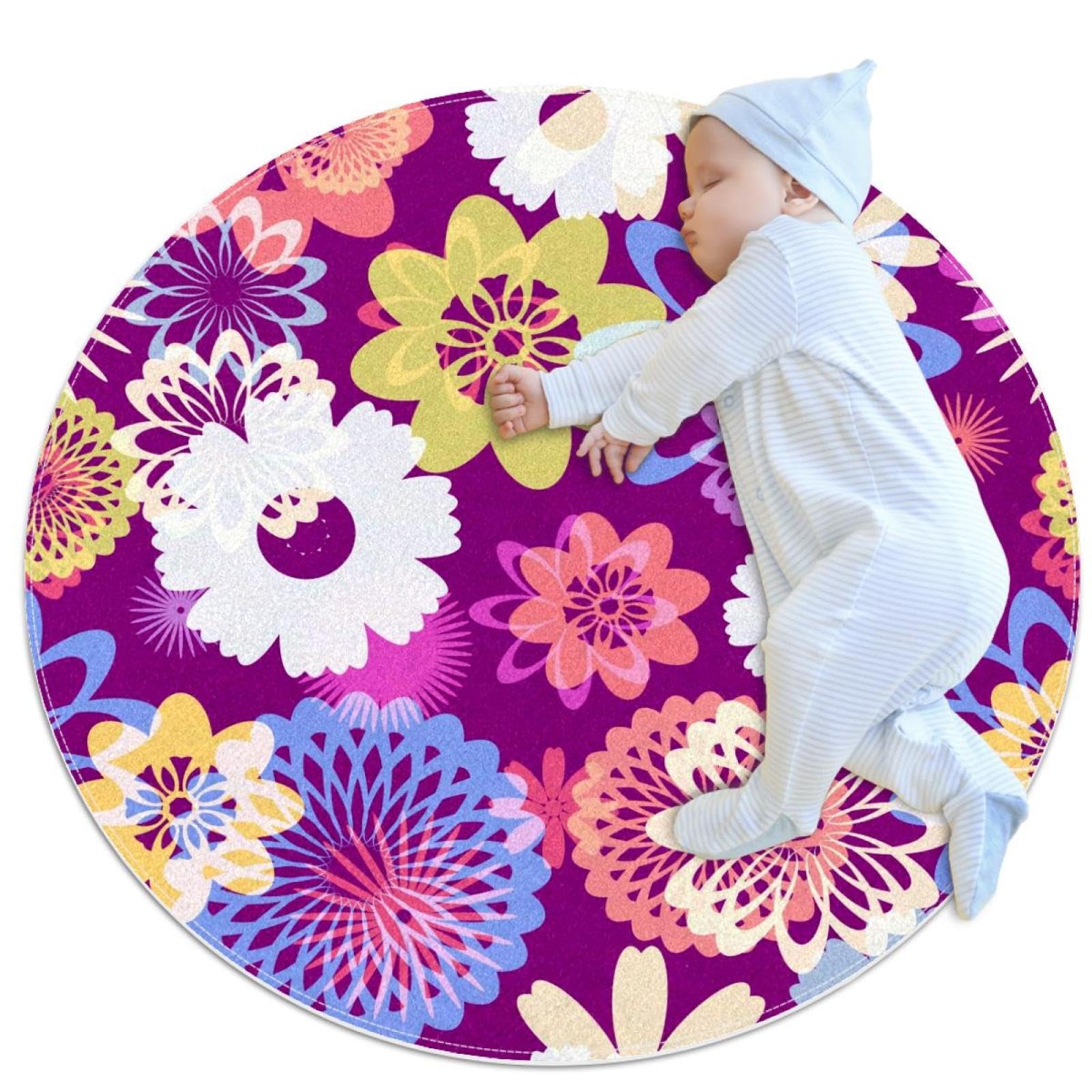 Tapis de bain rond motif floral au pied du canapé pour une déco de chambre