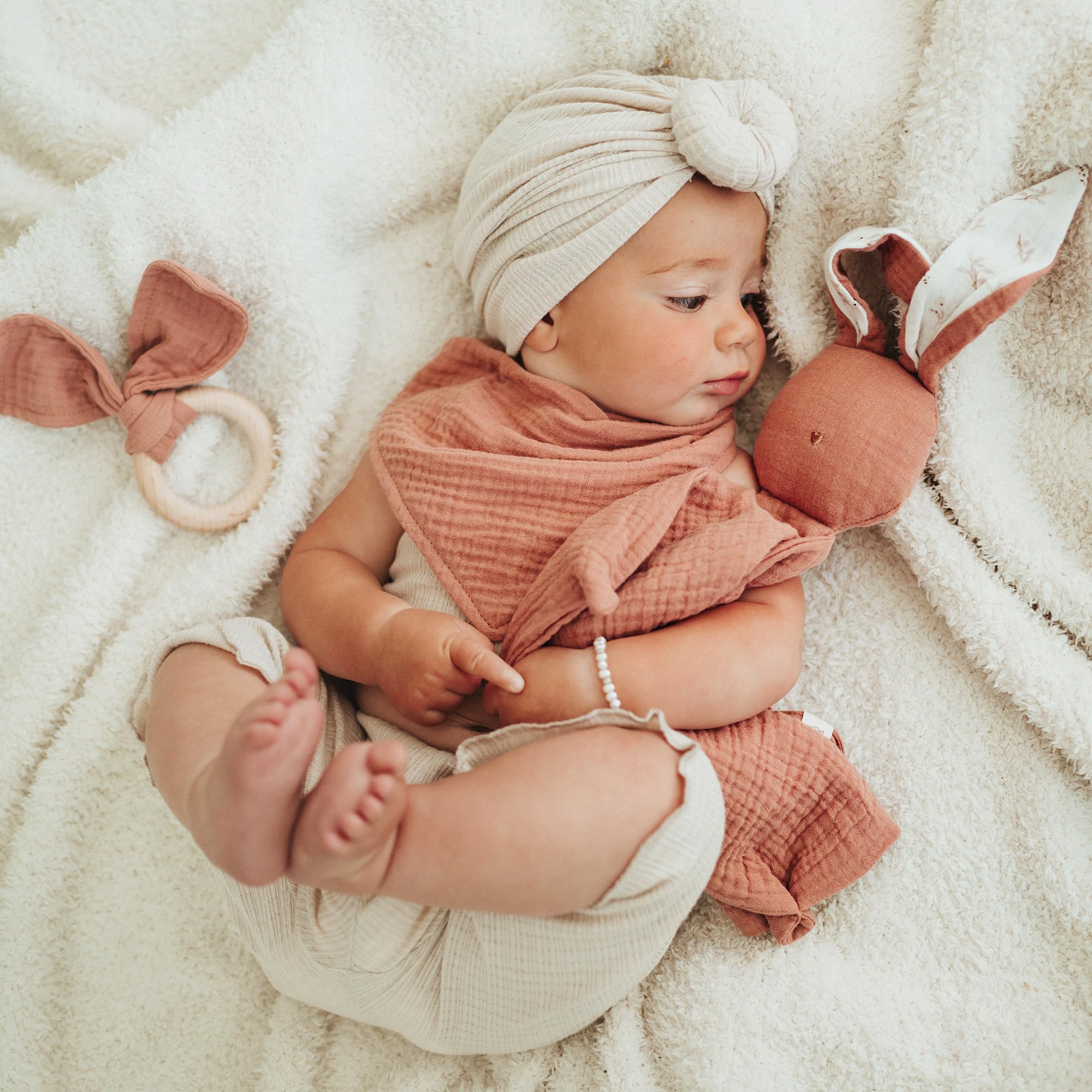 Mikito Baby Geschenk Set für Junge & Mädchen - Musselin Schnuffeltuch, Beißring, Lätzchen, Baby Holzschild - Zur Geburt