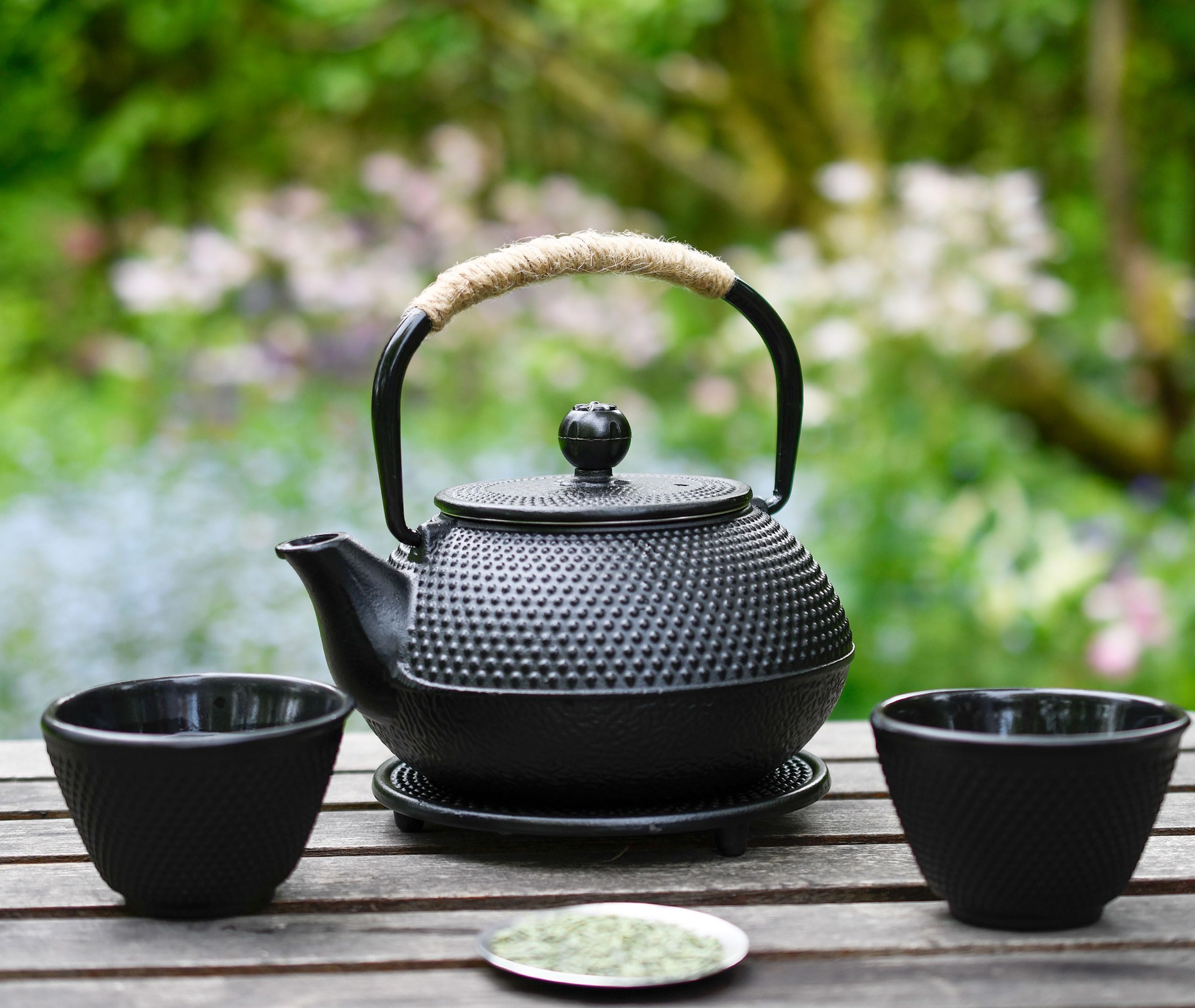 Zen Minded Teiera tradizionale giapponese in ghisa Tetsubin, set da 2 tazze, sottopentola, manico in corda e filtro in acciaio inox, per tè verde e infusi, 800 ml, motivo arare nero
