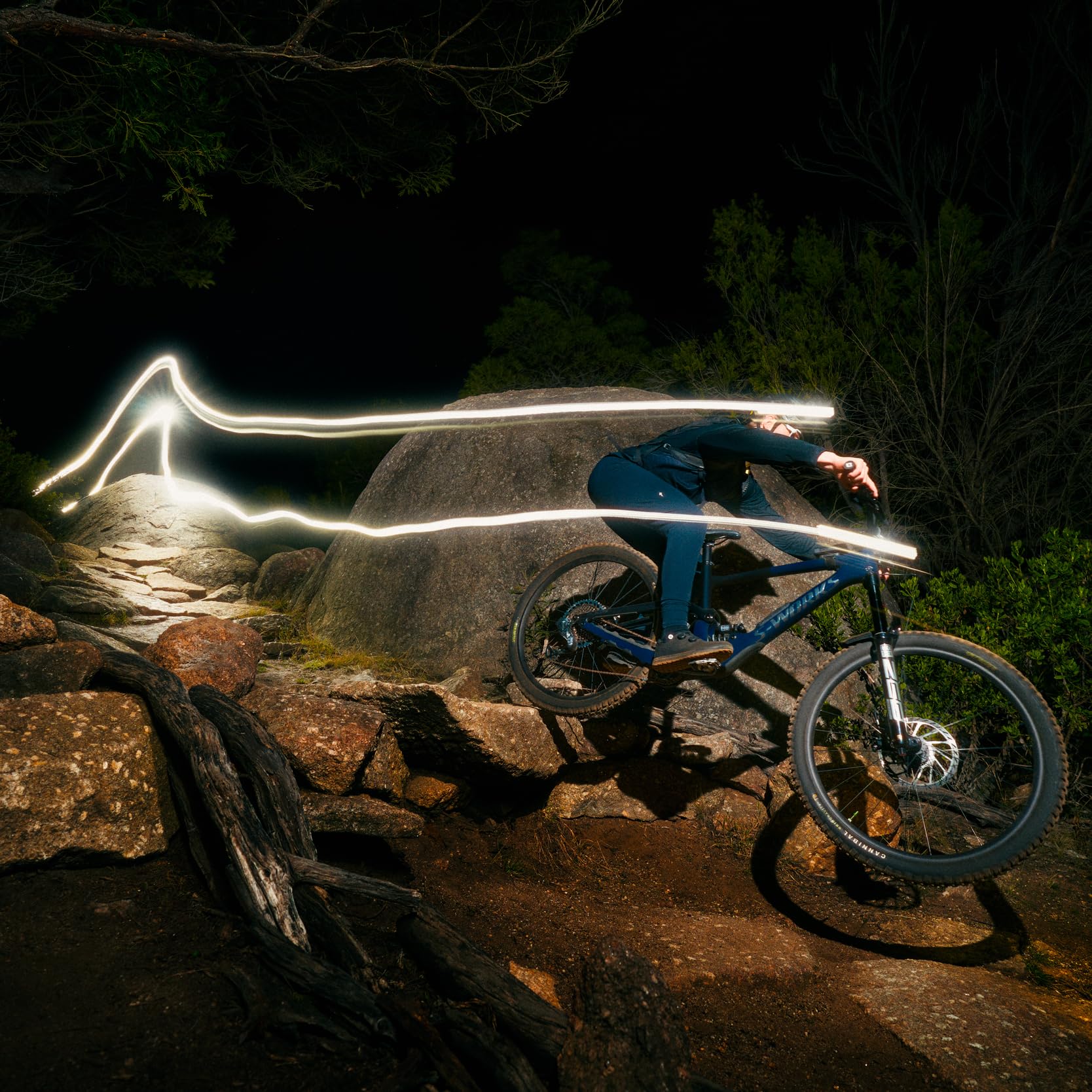 Knog Blinder X 2300 - Kit di luci per casco da bicicletta, 2300 lumen, con batteria esterna, impermeabile IP67, con attacco USB-C, ricaricabile, luce per bicicletta per guida notturna