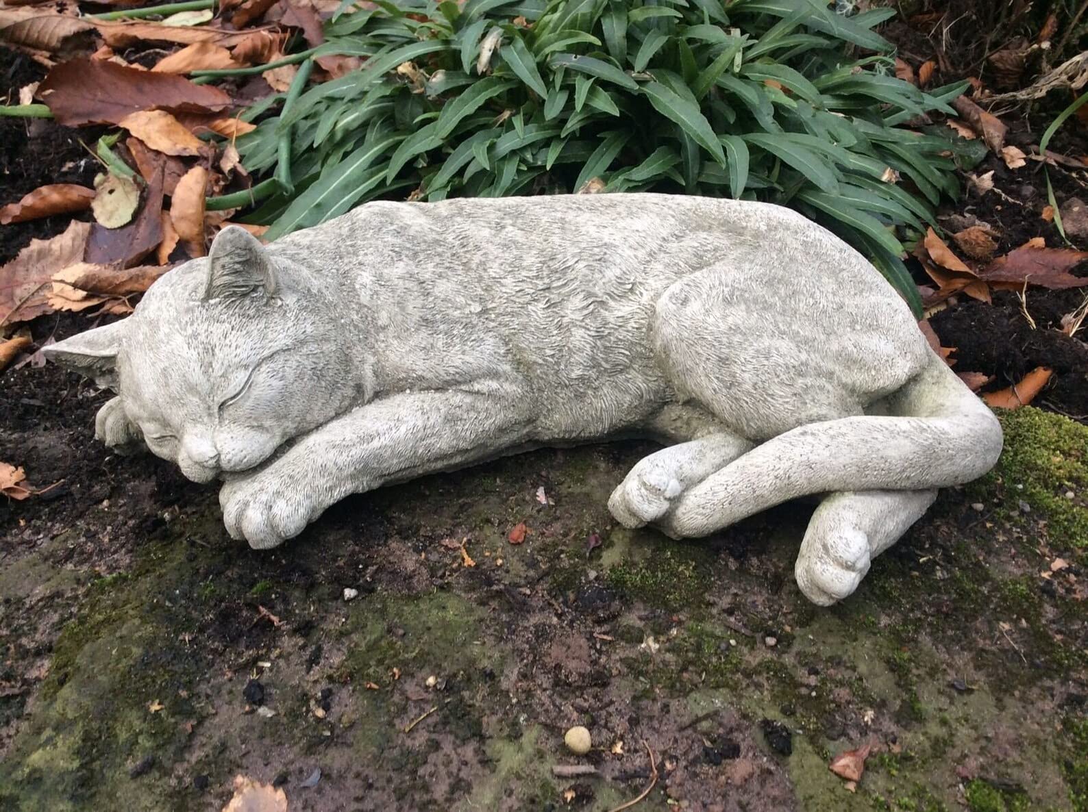 Lying cat Pet memorial stone Cat Sleeps On The Grass Long Cat Statue Concrete Cat Figure Home Pet Decor Pet Loss Front Door Decor Gift For Animal Lovers Outdoor sculpture cat Concrete kitty figurine