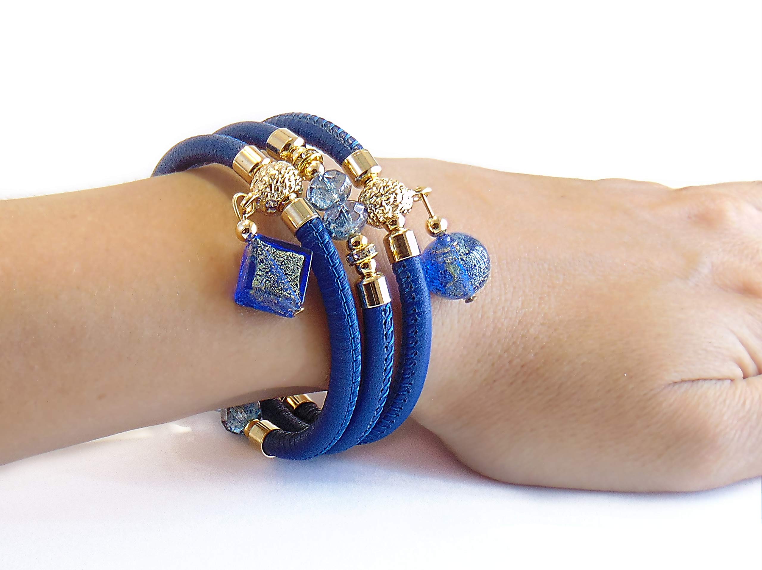 Bracciale da Donna con perle in Vetro di Murano Originale e vera pelle Toscana a tre giri blu, con foglia in oro 24kt e argento, Made in Italy certificato