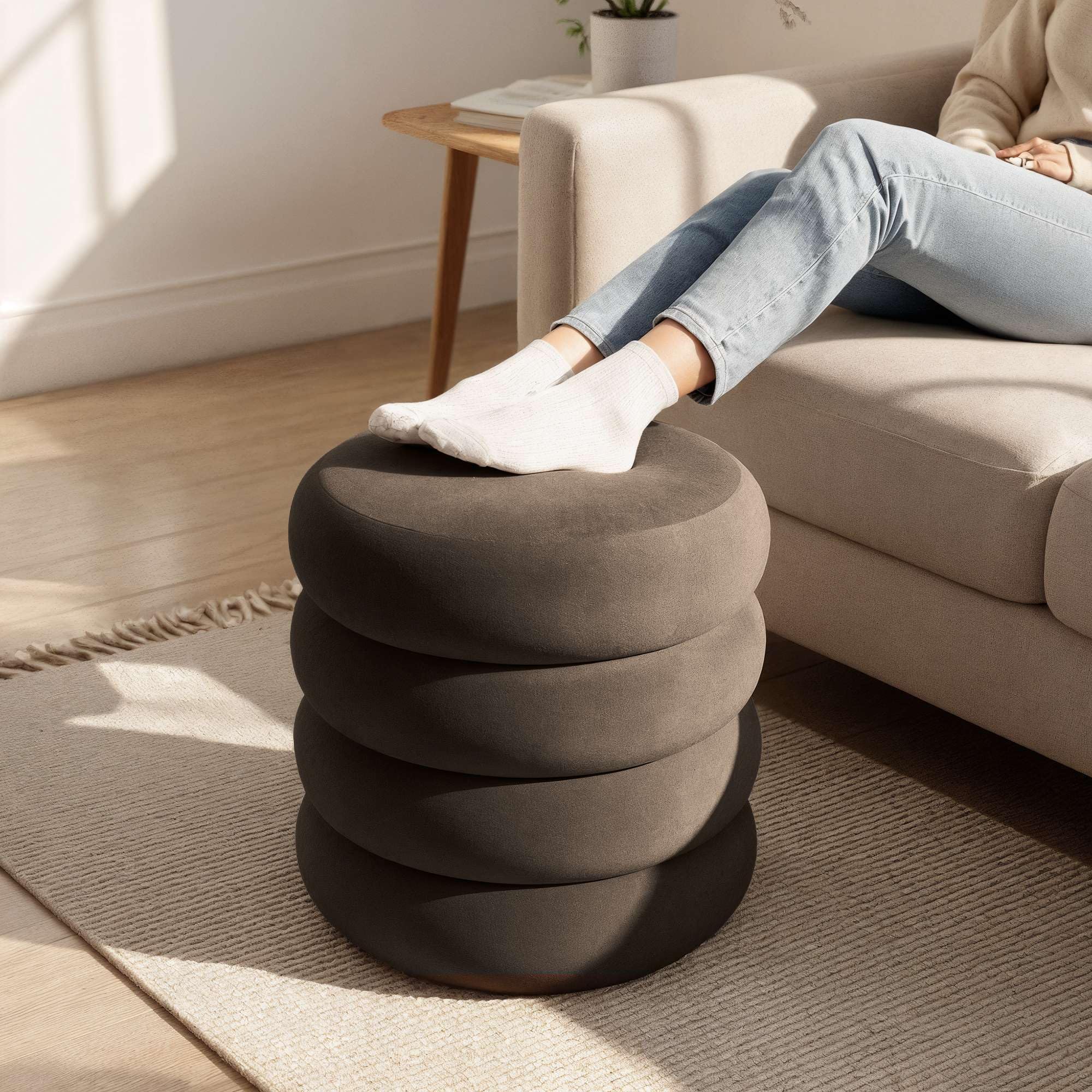 AKORD Tabouret en Velours avec Rangement SNUGGO 42 cm, Rond Ottoman, Rembourré, Repose-Pieds, 42 x 44,5 x 42 cm, pour Entrée Salon Chambre à Coucher, Coiffeuse, Marron