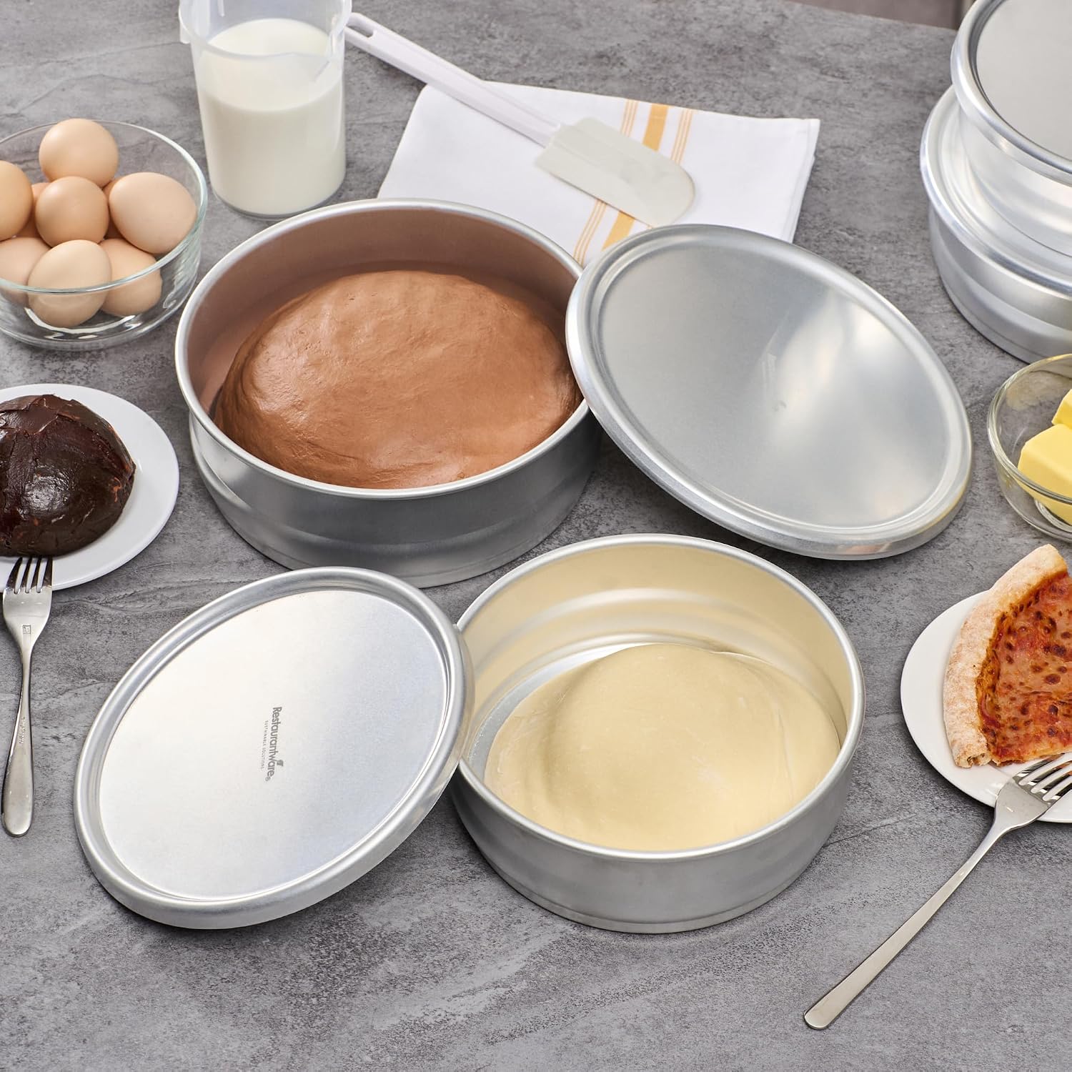 Restaurantware Dough Pan Set - 1 Count - Met Lux 48 oz & 96 oz Aluminum Dough Proofing Pans with Lids, Stackable, Freezer-Safe, Rolled Edge, Warp-Resistant - Bakeware For Bakeries and Restaurants