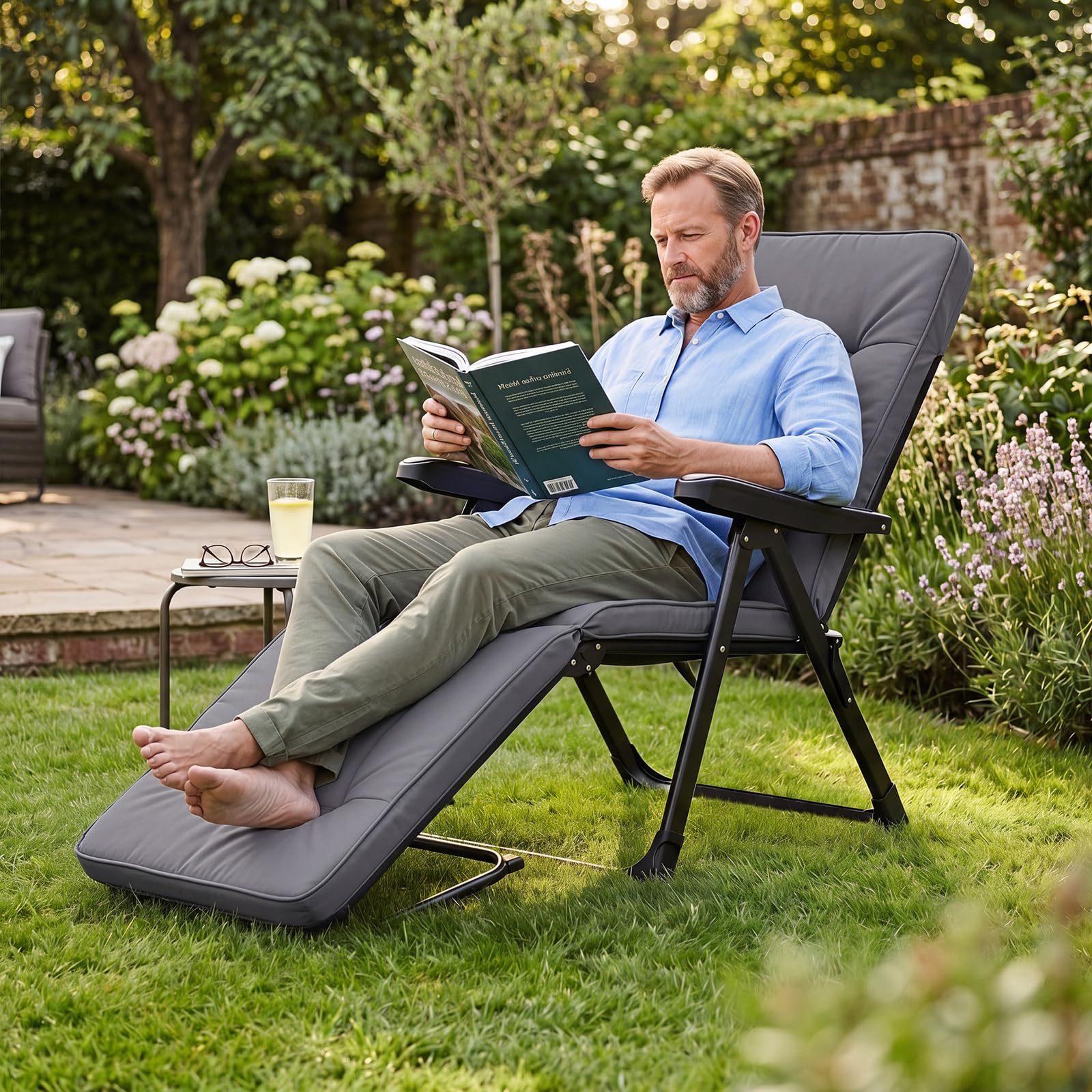 COSTWAY Sedia a Sdraio Pieghevole, Lettino Prendisole da Esterno con Schienale e Poggiapiedi Regolabili, Poltrona Relax in Metallo con Cuscino Morbido per Giardino e Terrazzo, Portata 150 kg (Grigio)