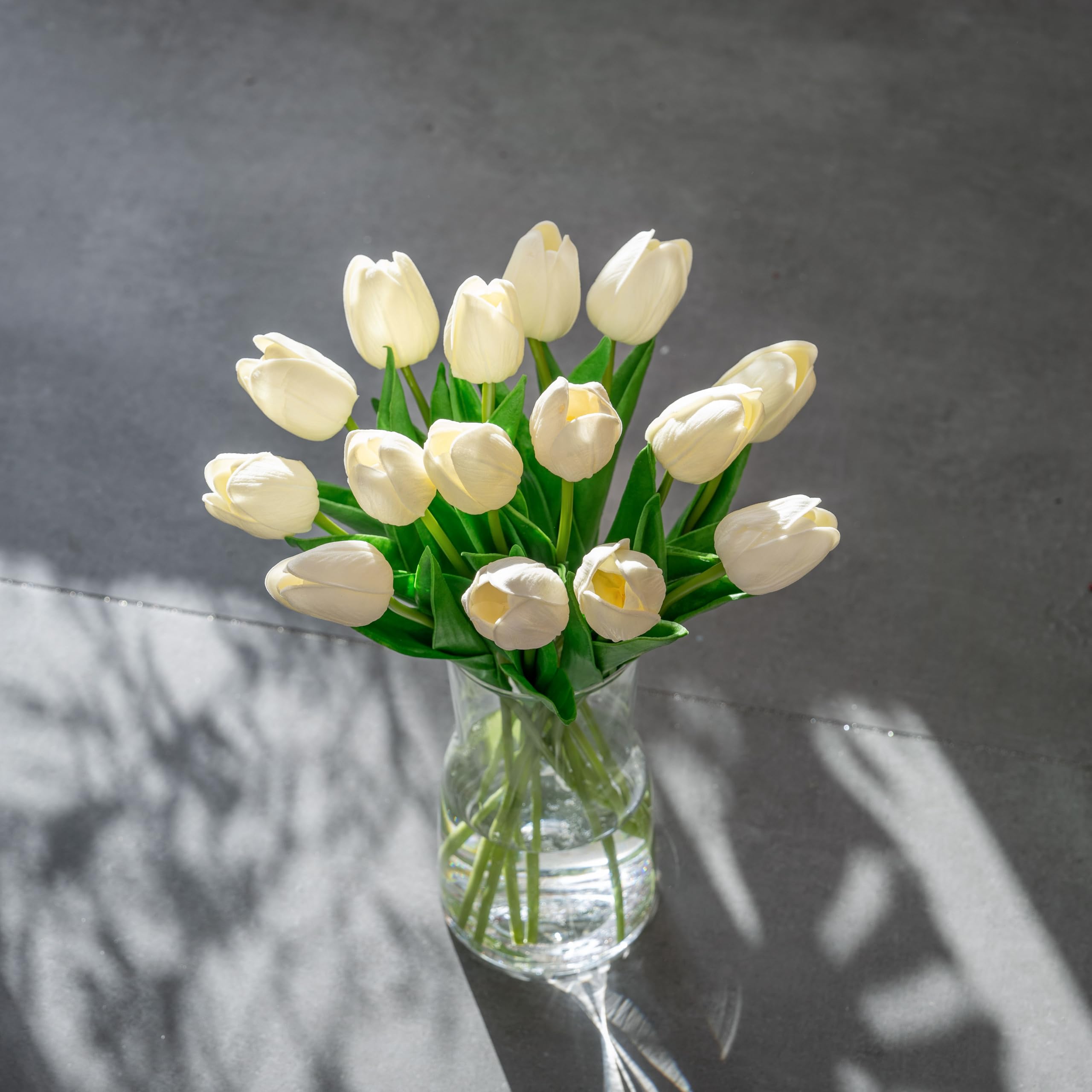 Amazon｜ホワイトチューリップの花瓶付き造花、フェイクチューリップ