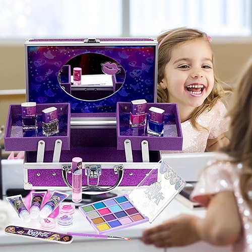 Miniatura 3 de Townley Girl Bratz Train Case - Juego de maquillaje cosmético que incluye brillo de labios, brillo de ojos, pincel, esmalte de uñas, accesorios y