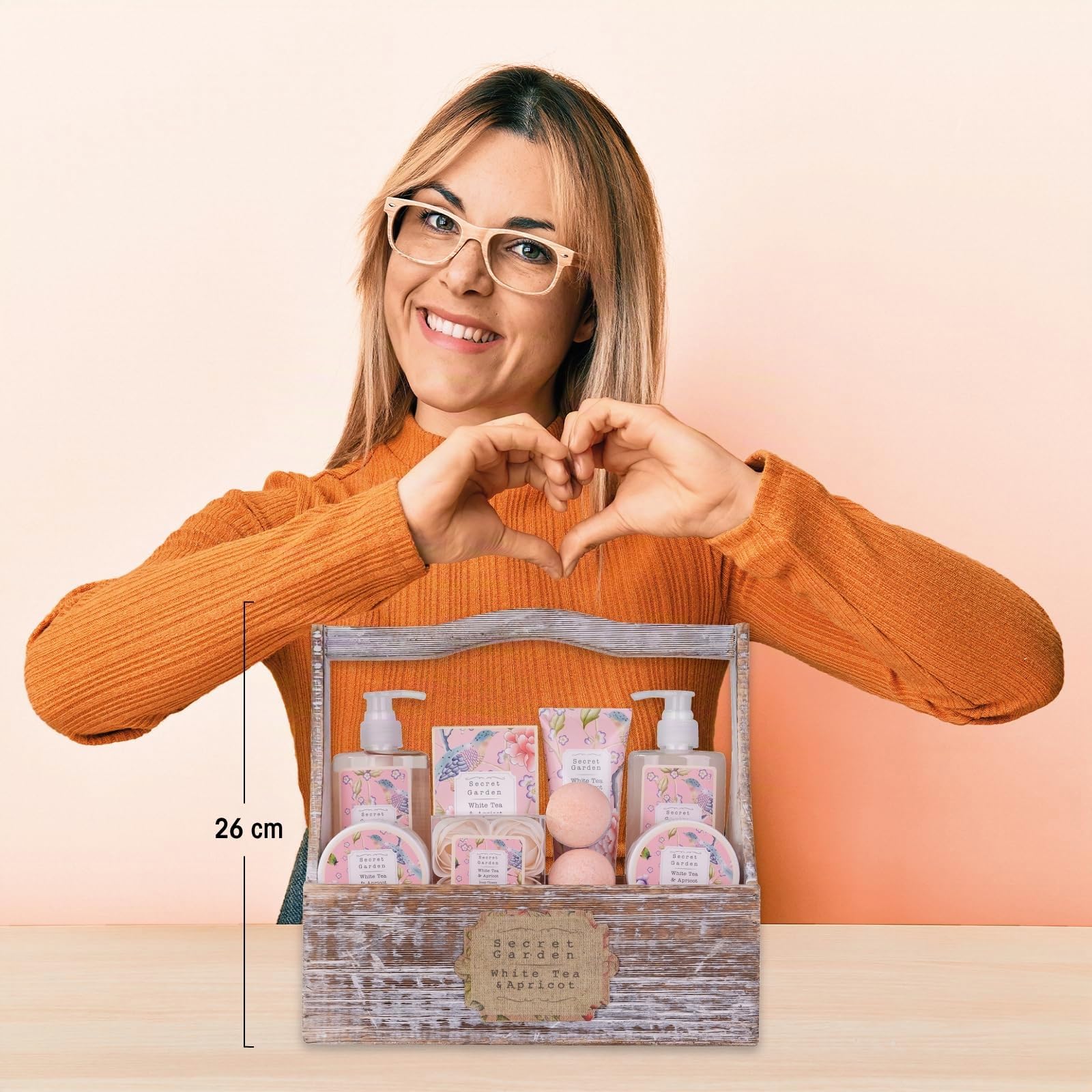 Accentra Set regalo SECRET GARDEN, set bagno donna con 240 ml gel doccia e 240 ml bagnoschiuma, cofanetto regalo bagno donna in scatola di legno bianca con manico, idea regalo cura corpo per lei