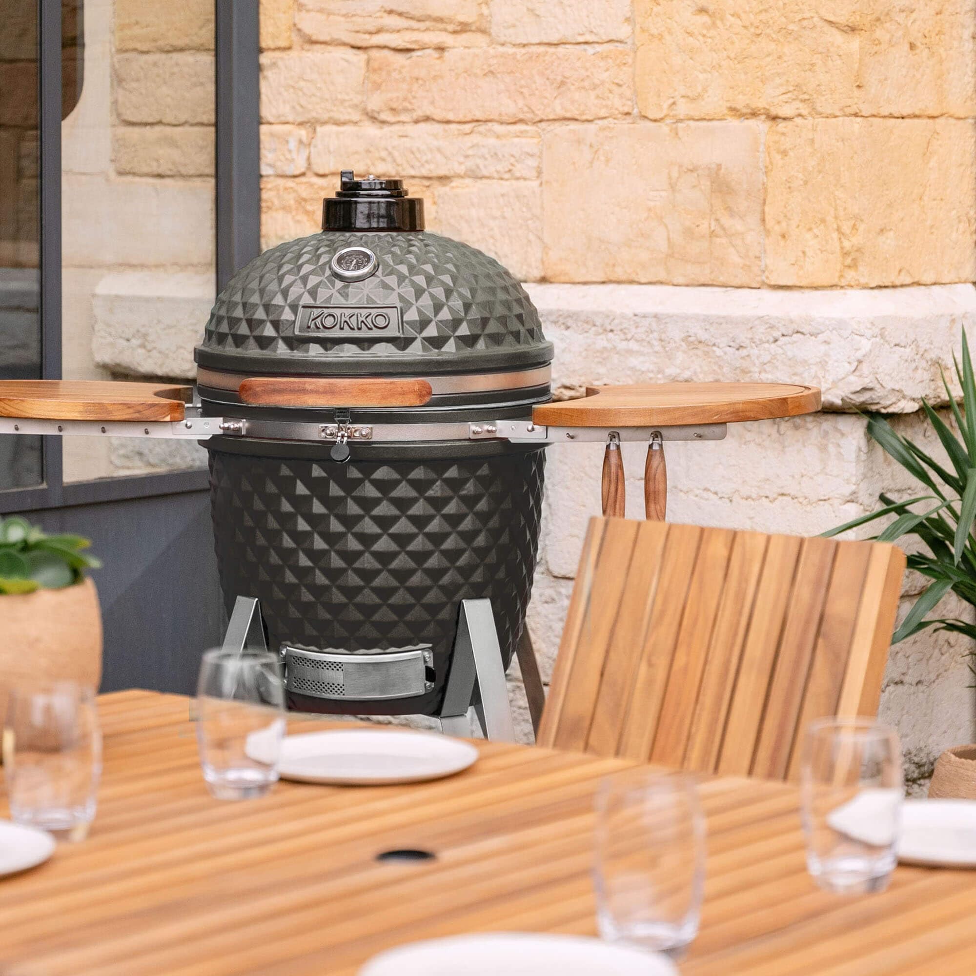 Kamado Kokko XL 22" - Nouvelle édition de la marque Kokko Barbecue grand format : modèle très complet (62 cm x 86 cm) Diamètre de la grille : 47 cm Bleu marine
