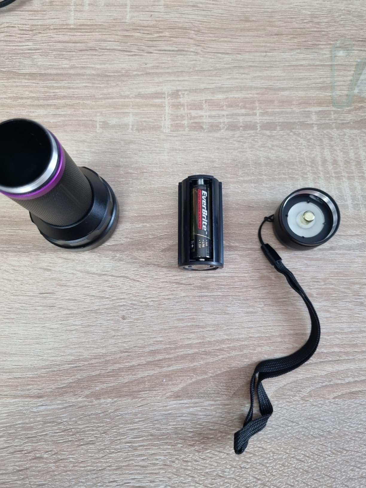 Lampe De Poche EverBrite LED 300 Lumens - Blanc Et UV 395nm, étanche IP56