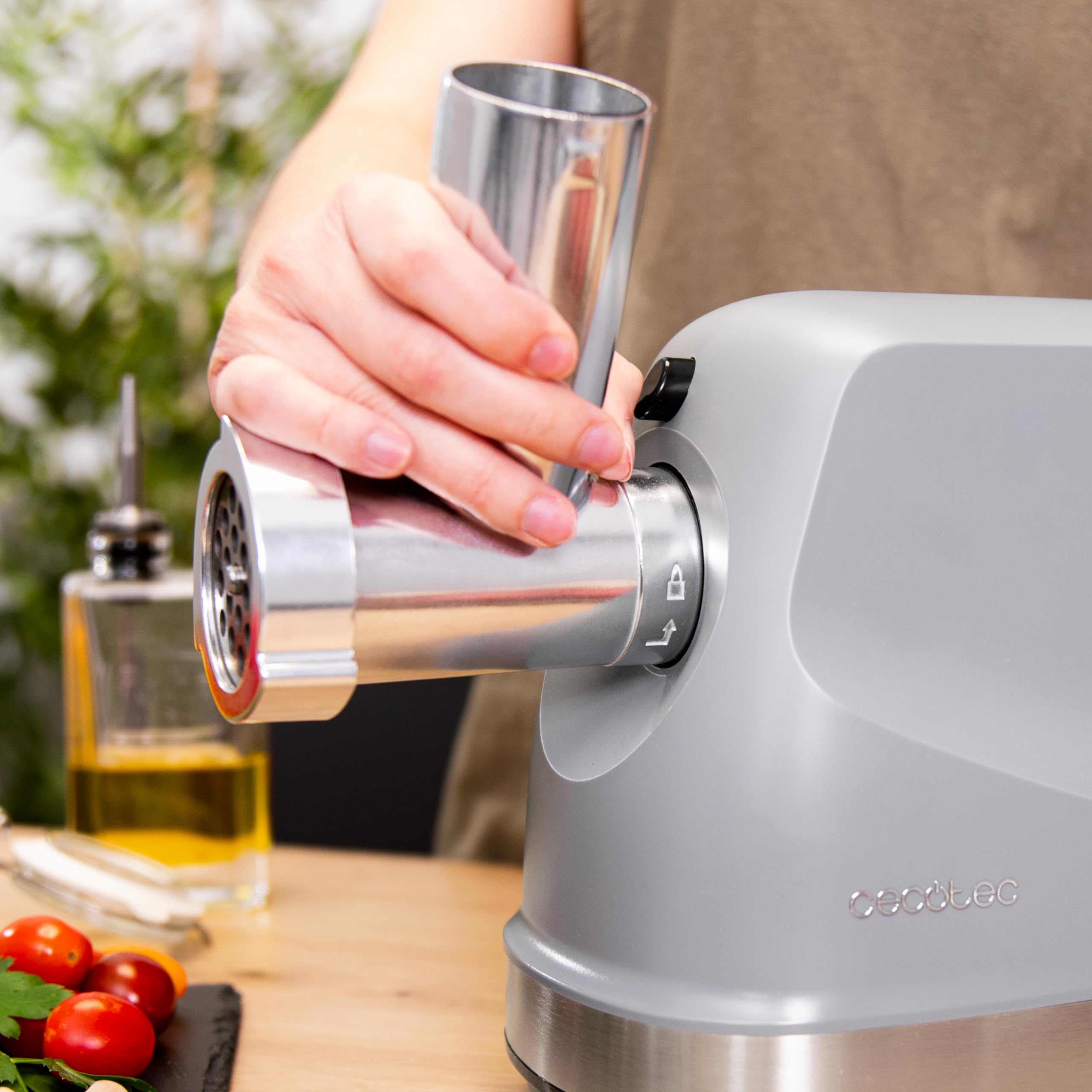Cecotec Hachoir a viande electrique Crusher 1400 Steel. Hachoir electrique,1360 W pour hacher jusqu'à 1,5 kg de viande/min,3 plaques de coupe,inox, sécurité, vitesse réglable et entretien facile