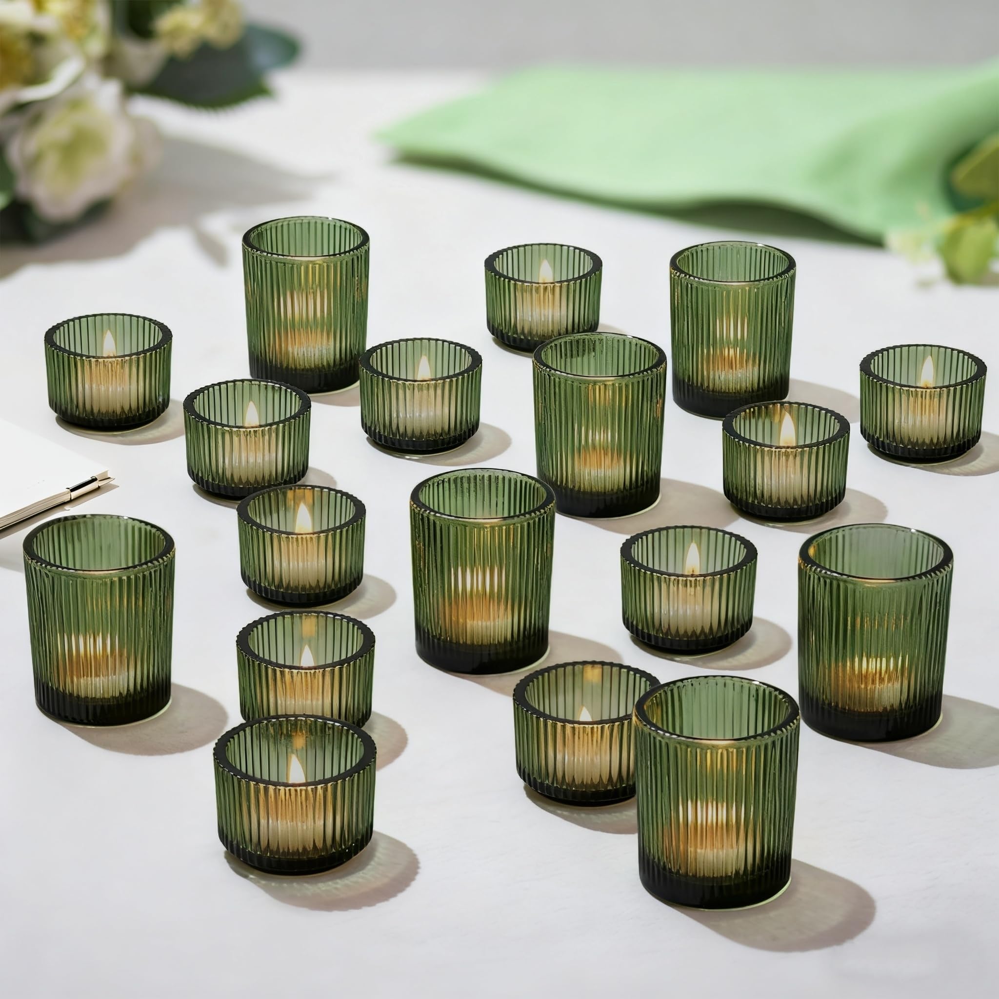 Hewory 24er Set Teelichtgläser Grün Teelichthalter Glas für Tischdeko | Zwei Größen, Dickes Premium-Glas, Windlicht für Teelicht Wohnzimmer Deko Weihnachten Hochzeit Party Konfirmation Großpack