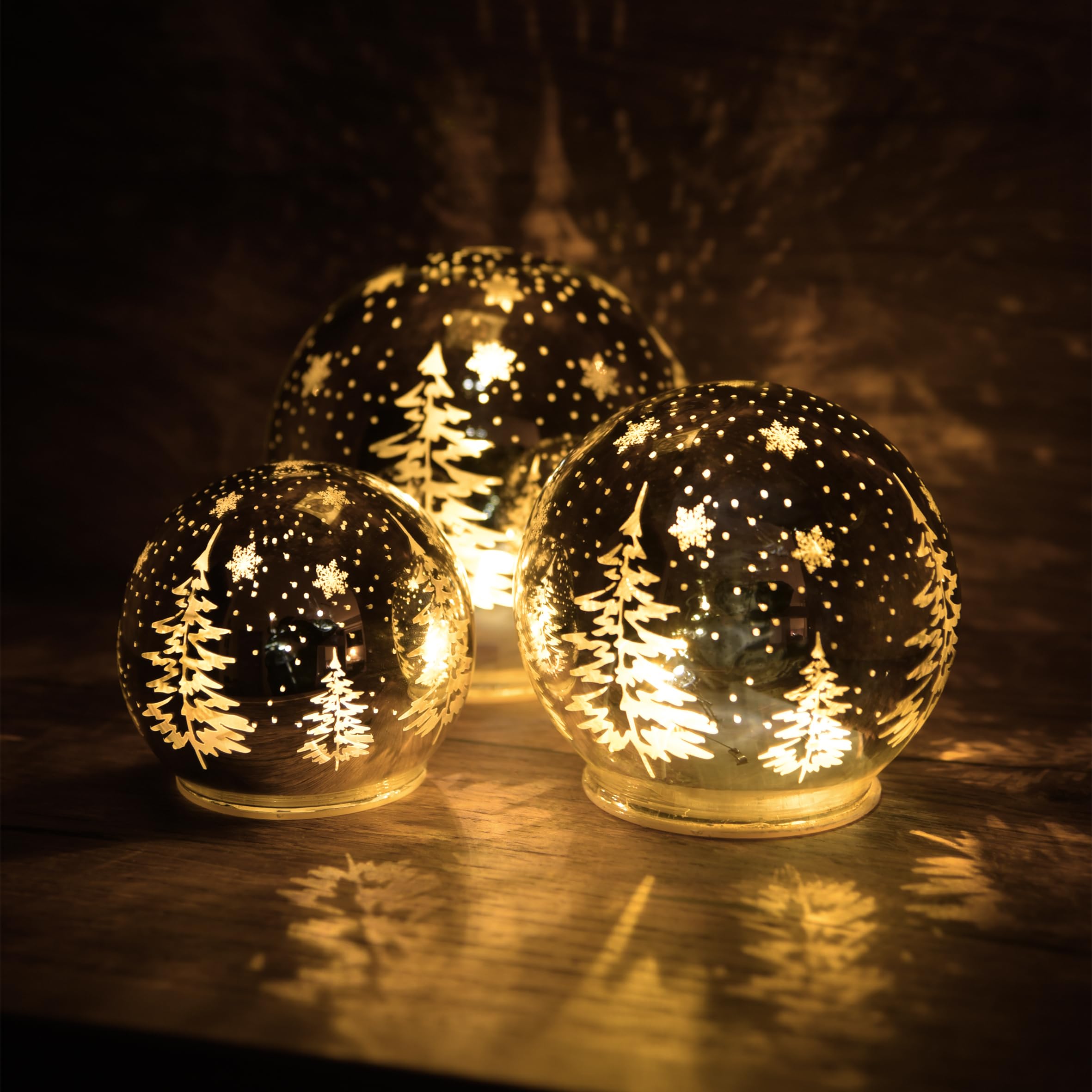 LED Deko Kugel Winterlandschaft im 3er Set - Ø 10 bis 15 cm - Weihnachts Tischdekoration warm weiß beleuchtet - Tisch Fenster Dekoration Schnee Winter Wald Batterie betrieben