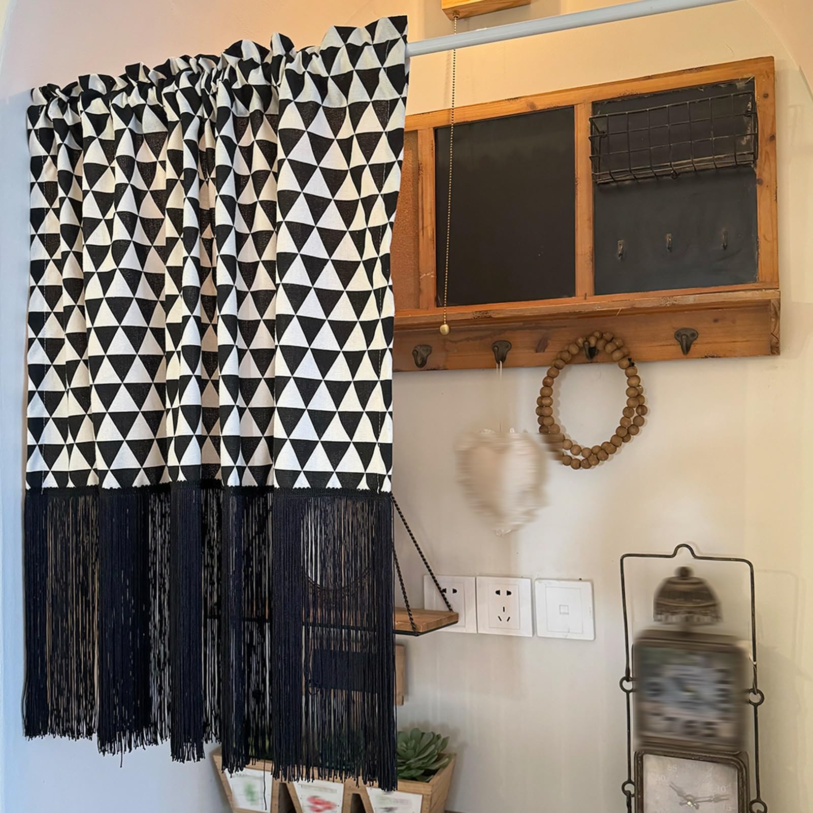 Cantonnière à carreaux en coton et lin avec pompon pour une décoration de fenêtre raffinée
