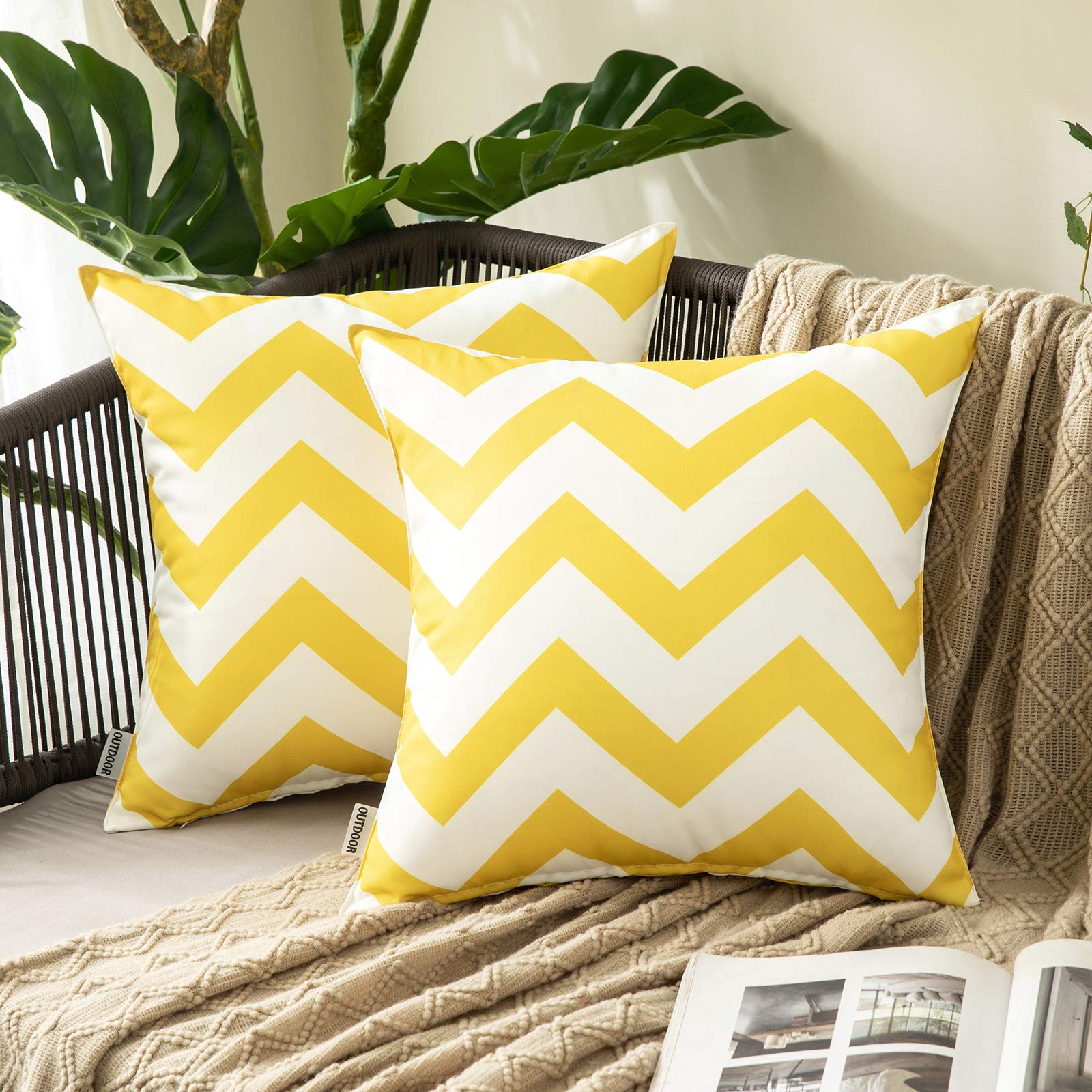 Taie d'oreiller moderne 45x45 jaune pour illuminer la décoration du salon ou du canapé