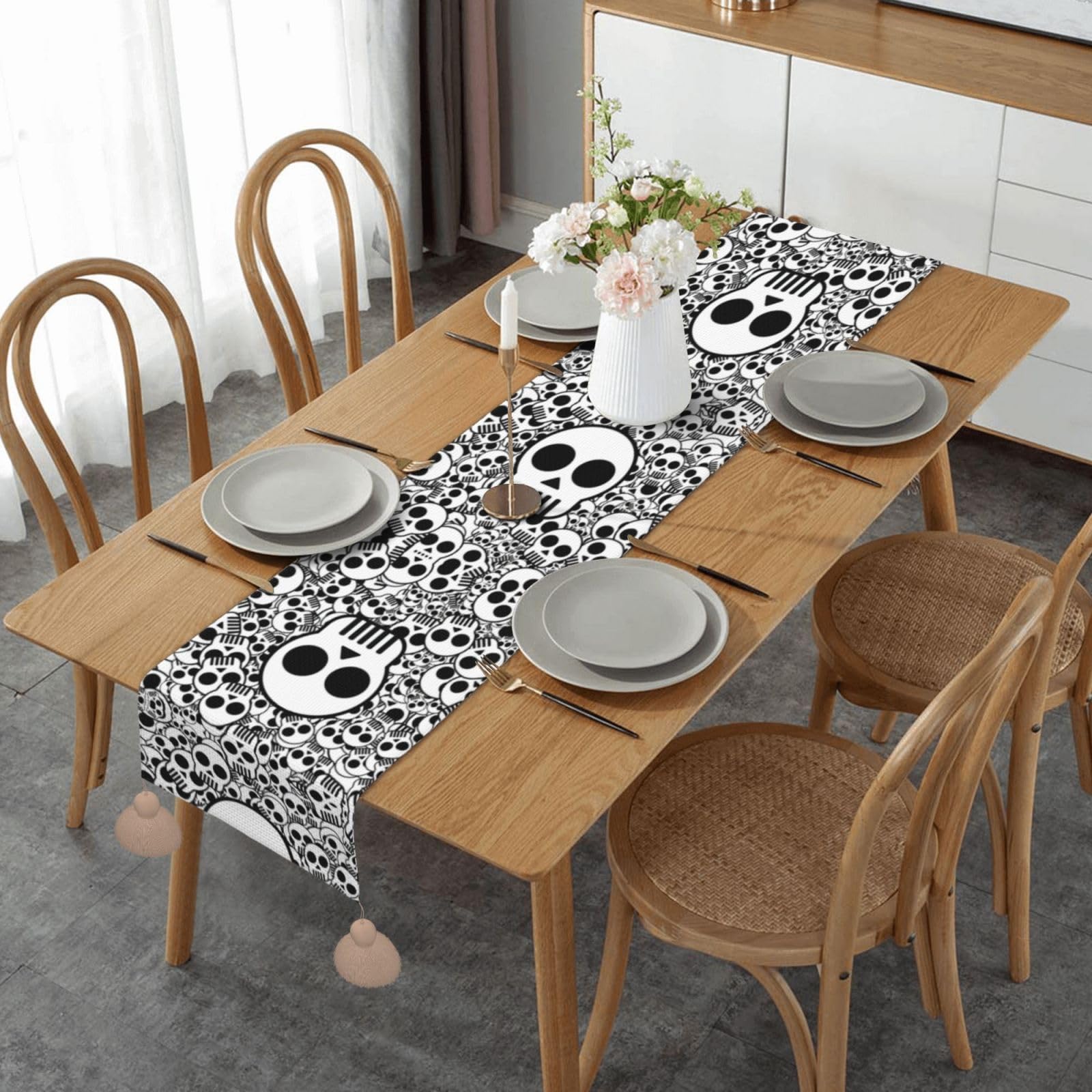 Long chemin de table décoratif crânes noirs et blancs pour une ambiance de Noël rustique