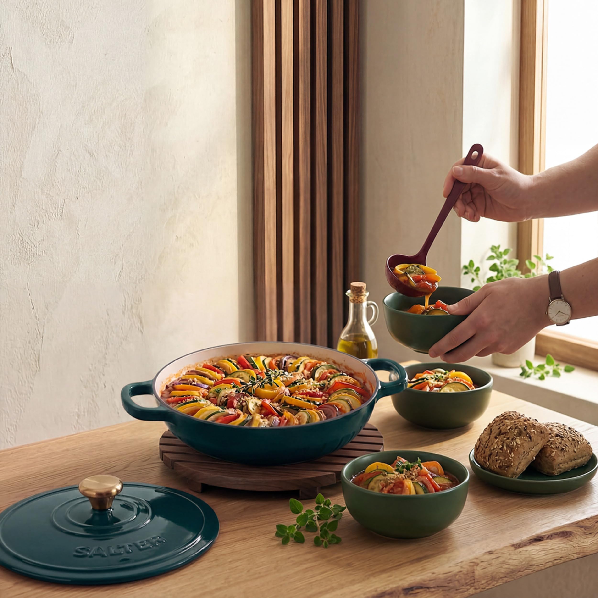Salter Chester Cocotte en fonte, 2,8 l, 30 cm | Finition émaillée, couvercle auto-arrosant, revêtement sans PFAS, four jusqu’à 240 °C, tous feux dont induction, vert