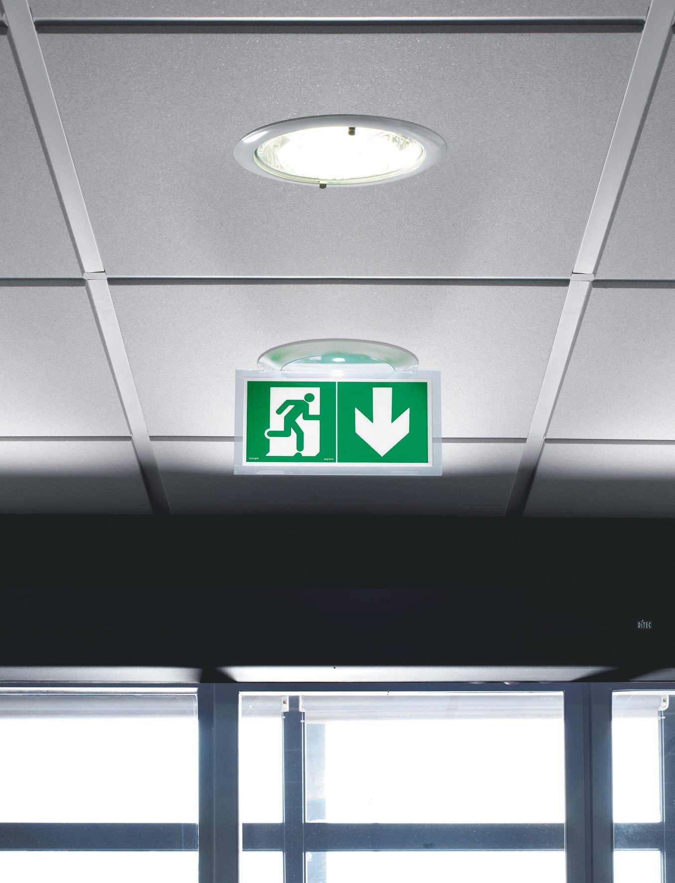 legrand - BAES d'évacuation saillie à LEDs - Sati connecté visibilité augmentée pour ERT & ERP - 45LM - 1H-ip43 ik07