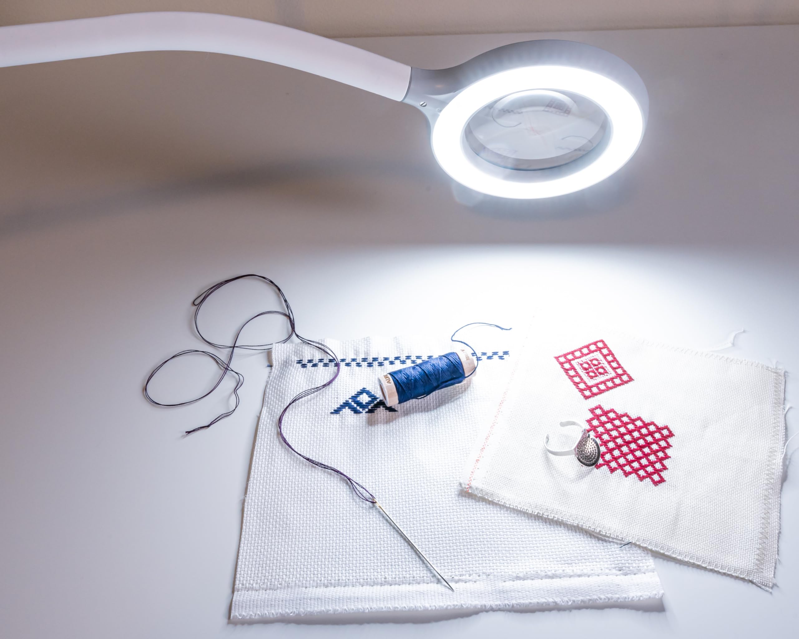 Daylight Lampe loupe Portable Omega 3.5 avec LED lumière du Jour 6000 K, grossissement 2,25x, 4 Niveaux de luminosité, Bras Flexible en Silicone, Sac Inclus