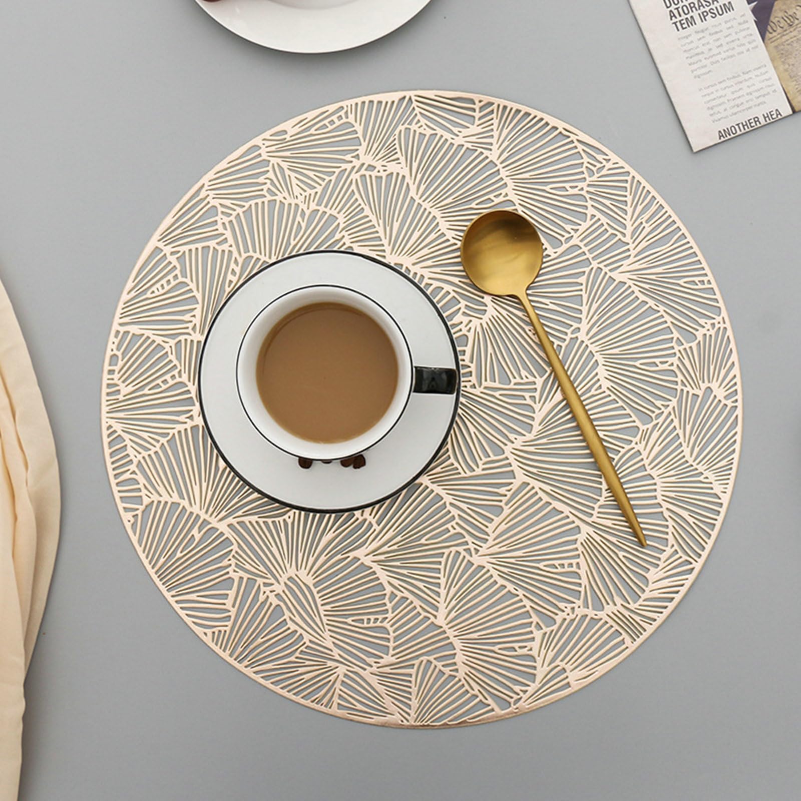 Lot de 8 Sets de Table, Set de Table Lavable PVC Rond avec Motif de Feuille de Ginkgo Creux Antidérapant Résistant à l'usure à la Chaleur, Or, 38CM