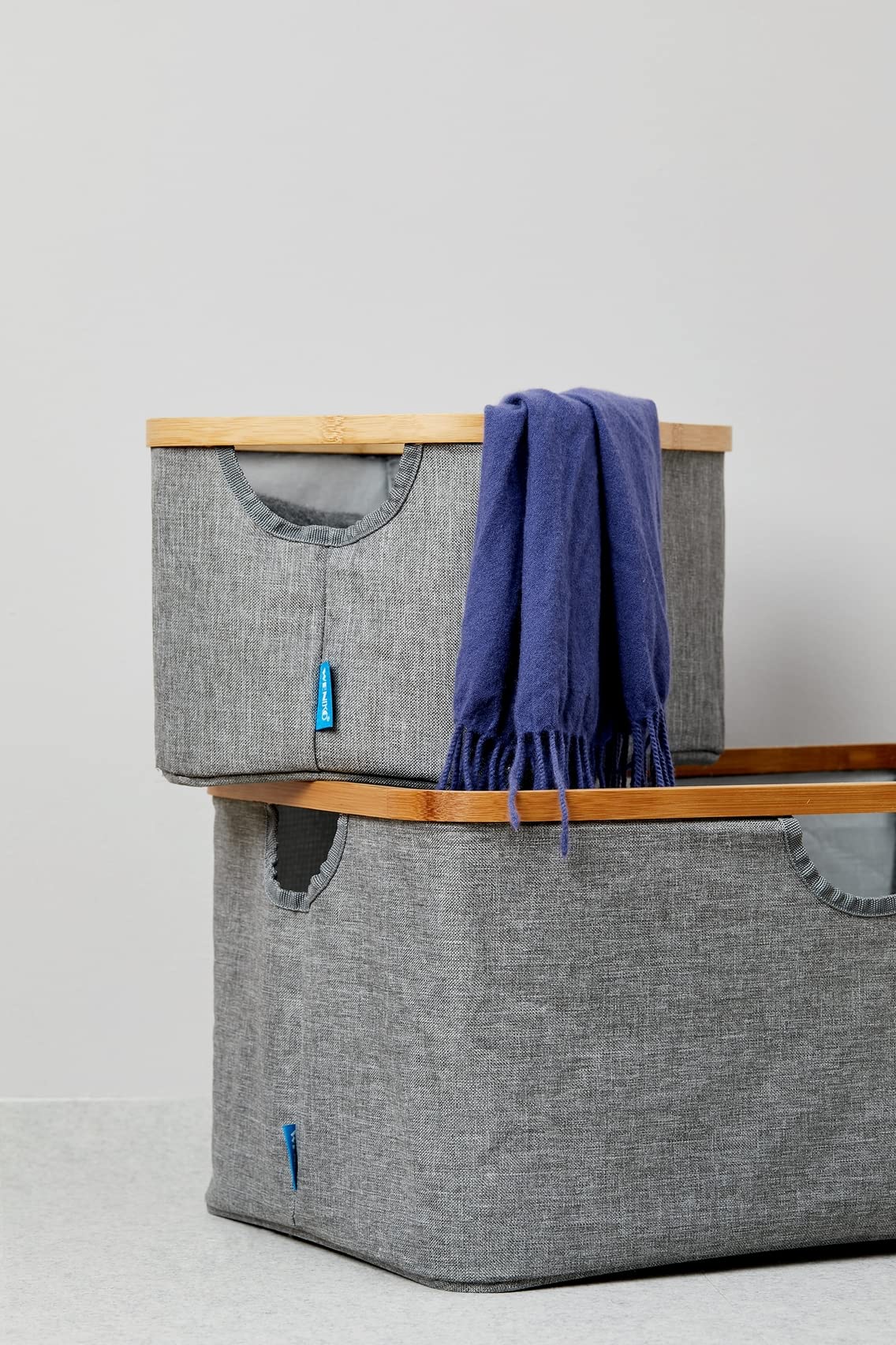 WENKO Wäschekorb Mod. Bahari, moderner Wäschesammler mit hochwertigem Bambus-Rahmen, platzsparend zusammenklappbar, 50 Liter Fassungsvermögen, 54 x 36 x 26 cm, aus pflegeleichtem Polyester