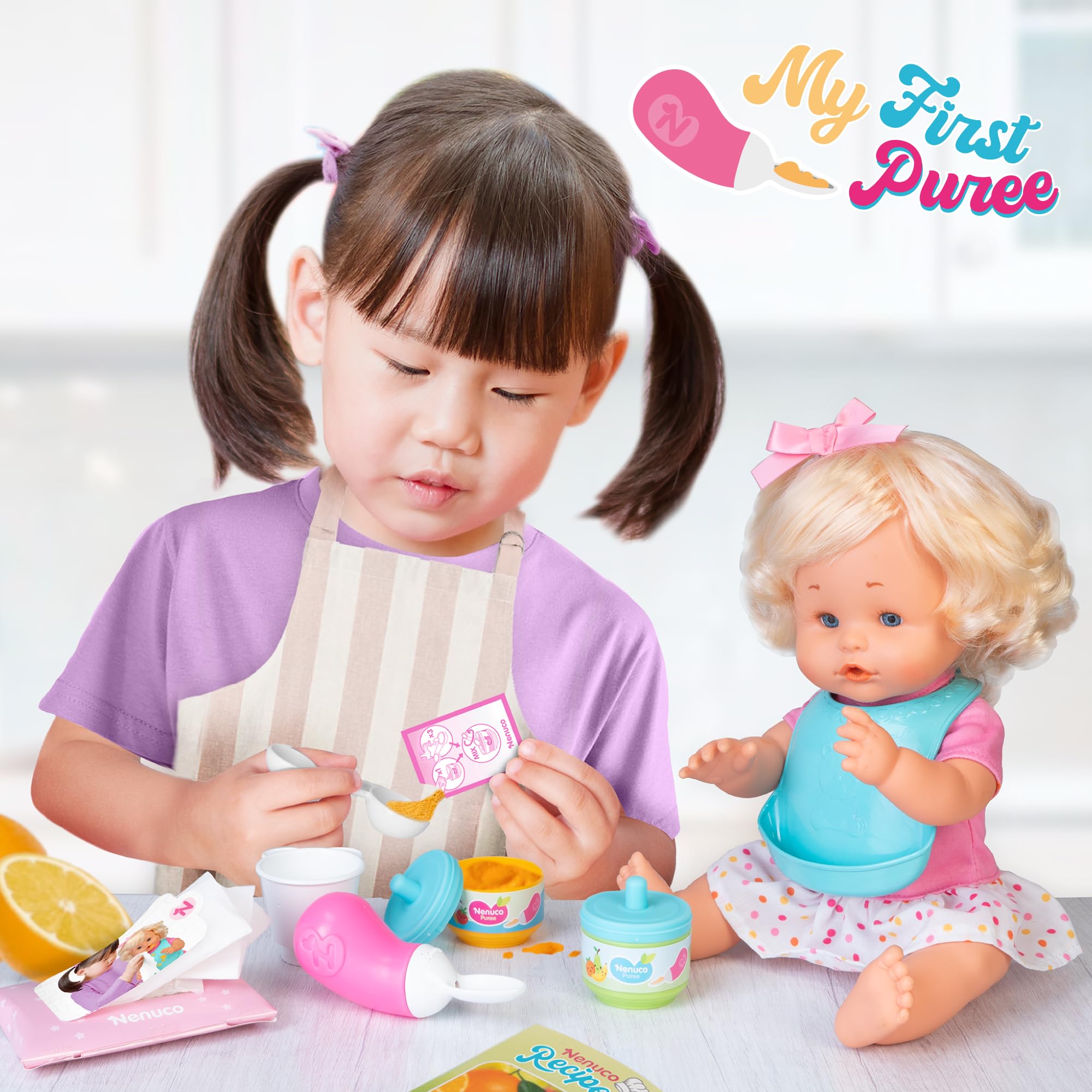 Nenuco Première Bouillie, poupée 35 cm, Corps Rigide et Cheveux blonds, avec Accessoires pour préparer la première Bouillie, pour Les Filles à partir de 3 Ans, célèbre (NFN96000)