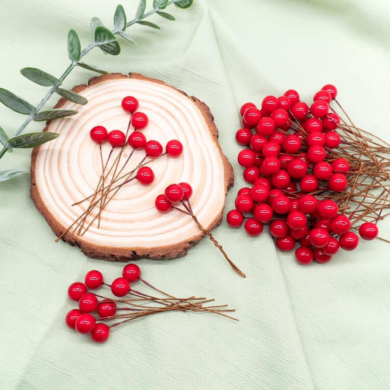 50pcs Red Artificial Holly Berry Lovely Fake Berries on Wire Realistic Berries Artificial Red Cherry for Christmas Tree Garland Flower Wreath Decorations Wreath DIY - Pack of 50pcs