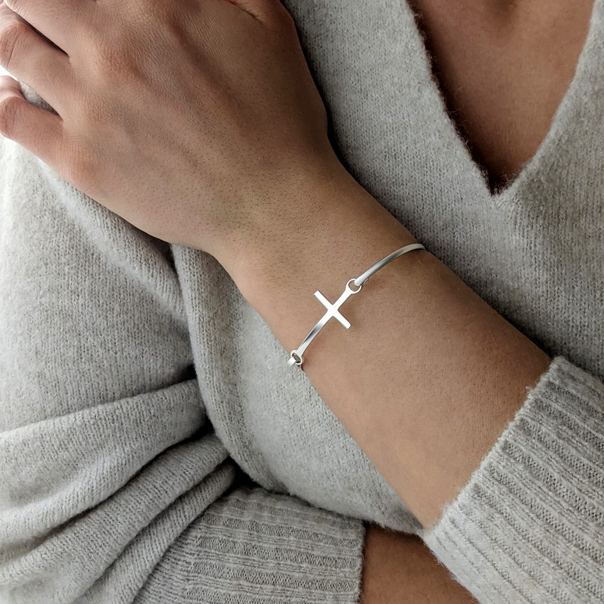 Silverly Brazalete Clásico de Plata de Ley con Cruz | Joyas Religiosas para Mujer | Pulsera Minimalista de Plata 925 para Mujer | Pulsera con Crucifijo Cristiano y Cierre de Presión
